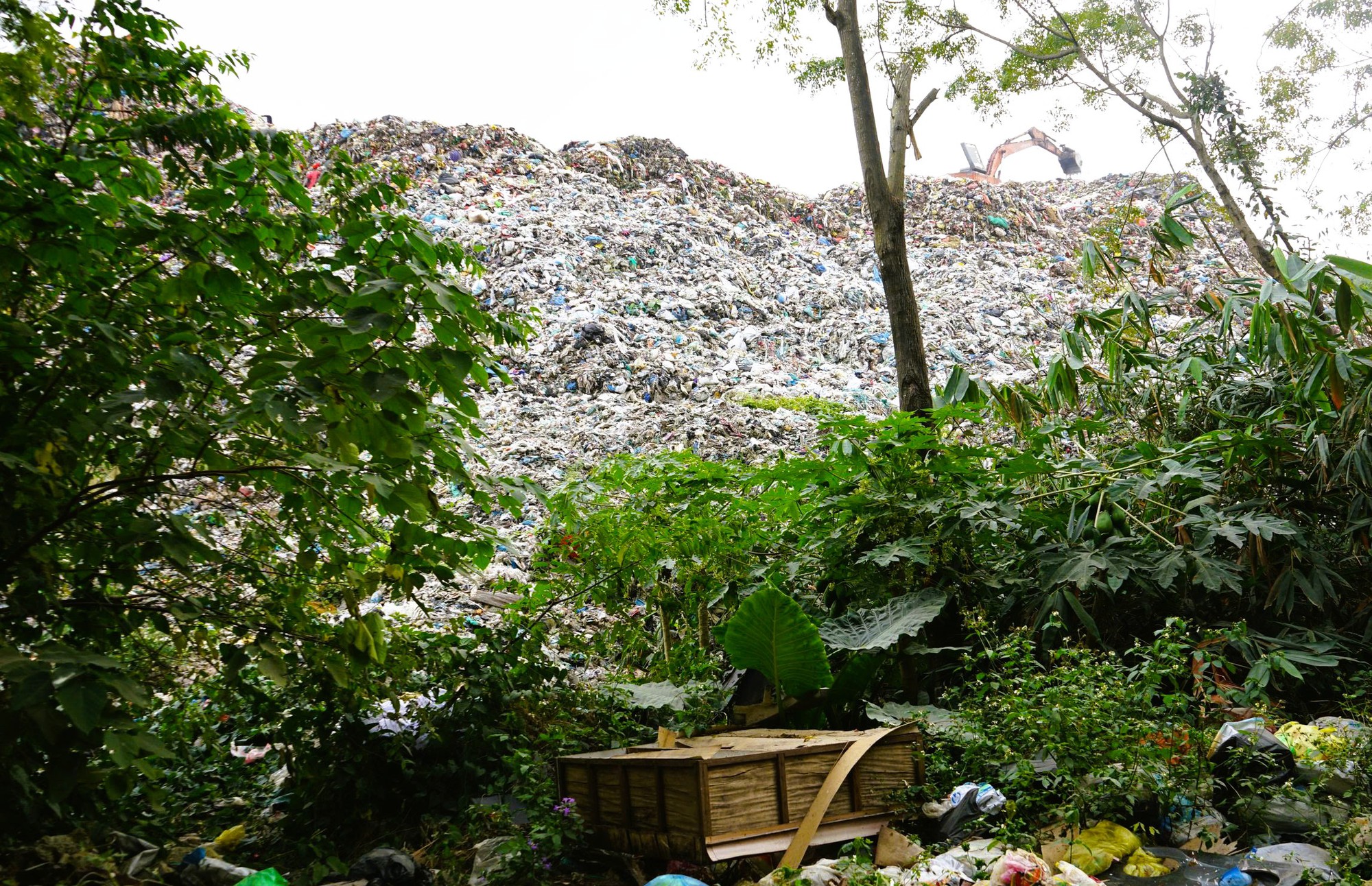 Núi rác khổng lồ gây ô nhiễm bên nhà máy xử lý rác xây 20 năm chưa xong- Ảnh 6.