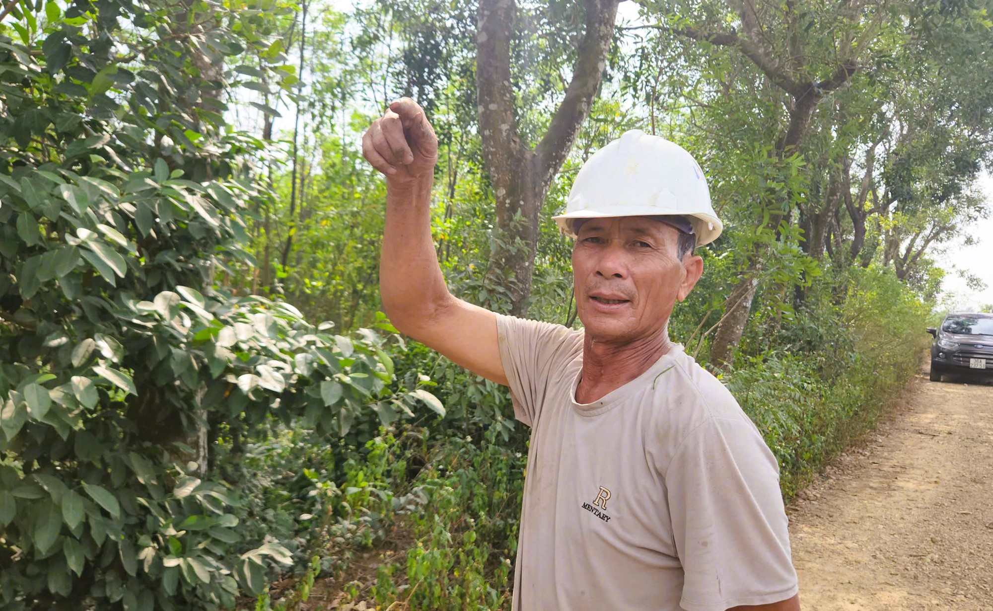 Núi rác khổng lồ gây ô nhiễm bên nhà máy xử lý rác xây 20 năm chưa xong- Ảnh 2.