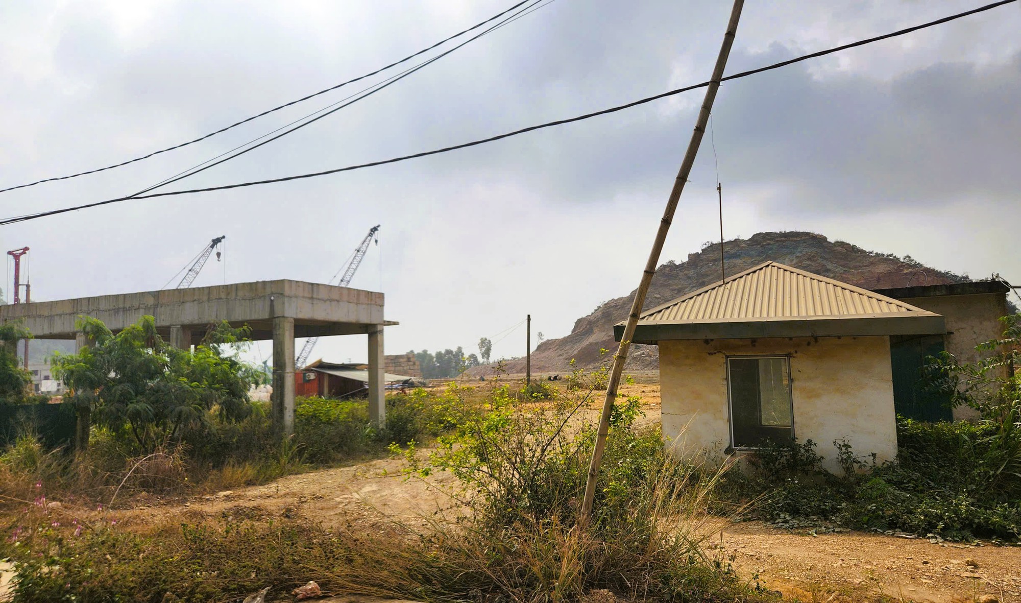 Núi rác khổng lồ gây ô nhiễm bên nhà máy xử lý rác xây 20 năm chưa xong- Ảnh 7.