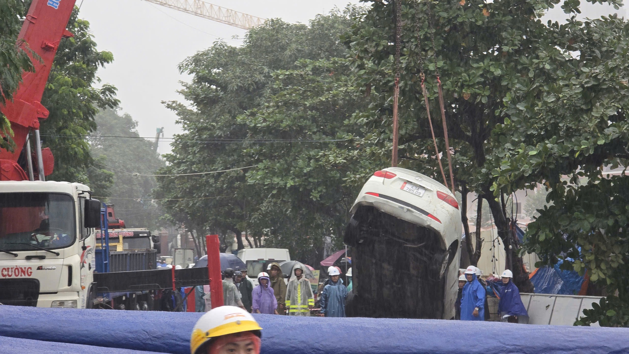 CLIP: Khoảnh khắc "hố tử thần" xuất hiện tại trung tâm Đà Nẵng- Ảnh 1. CLIP: Khoảnh khắc "hố tử thần" xuất hiện tại trung tâm Đà Nẵng- Ảnh 1.