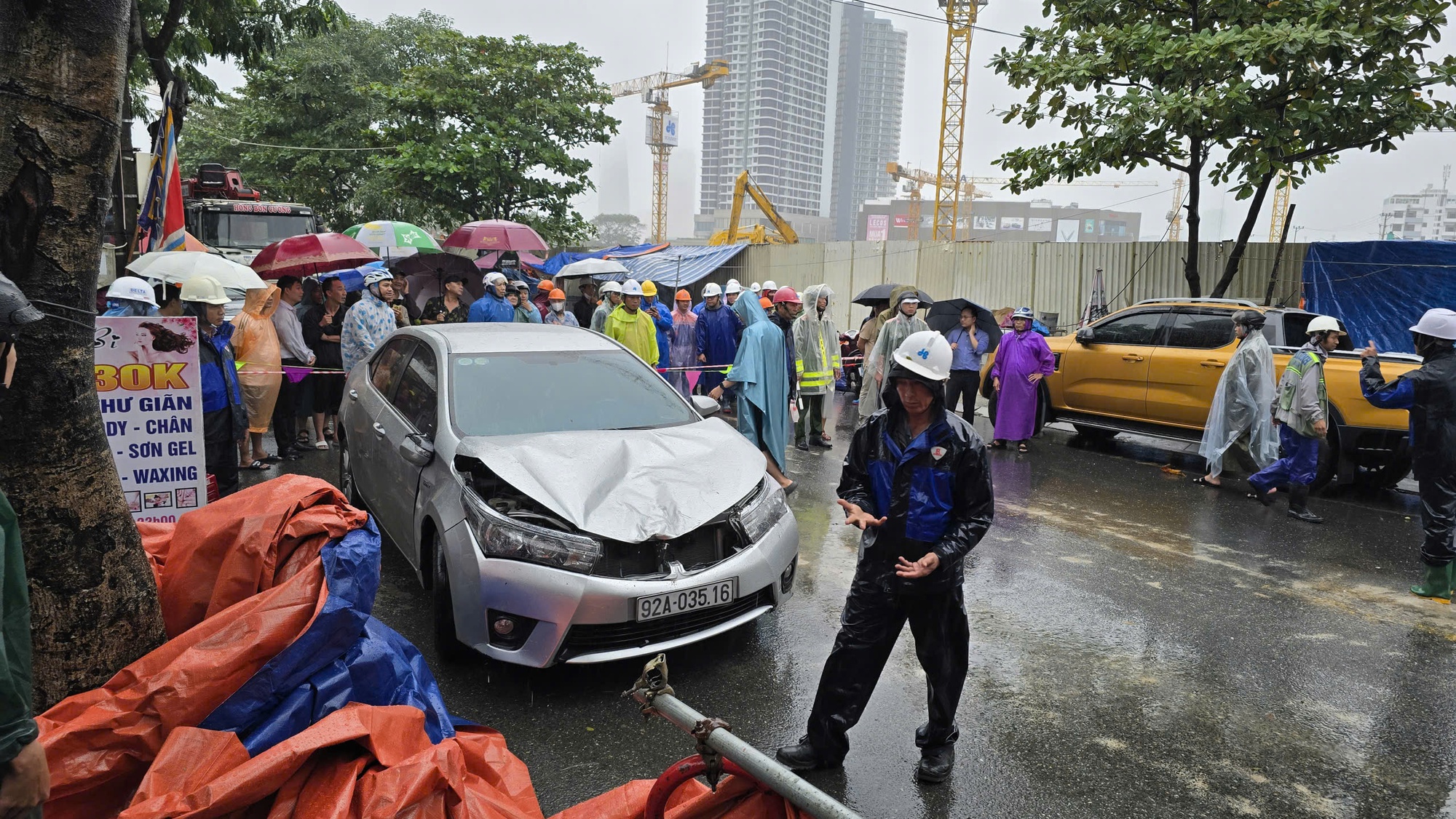 CLIP: Khoảnh khắc "hố tử thần" xuất hiện tại trung tâm Đà Nẵng- Ảnh 2. CLIP: Khoảnh khắc "hố tử thần" xuất hiện tại trung tâm Đà Nẵng- Ảnh 2.