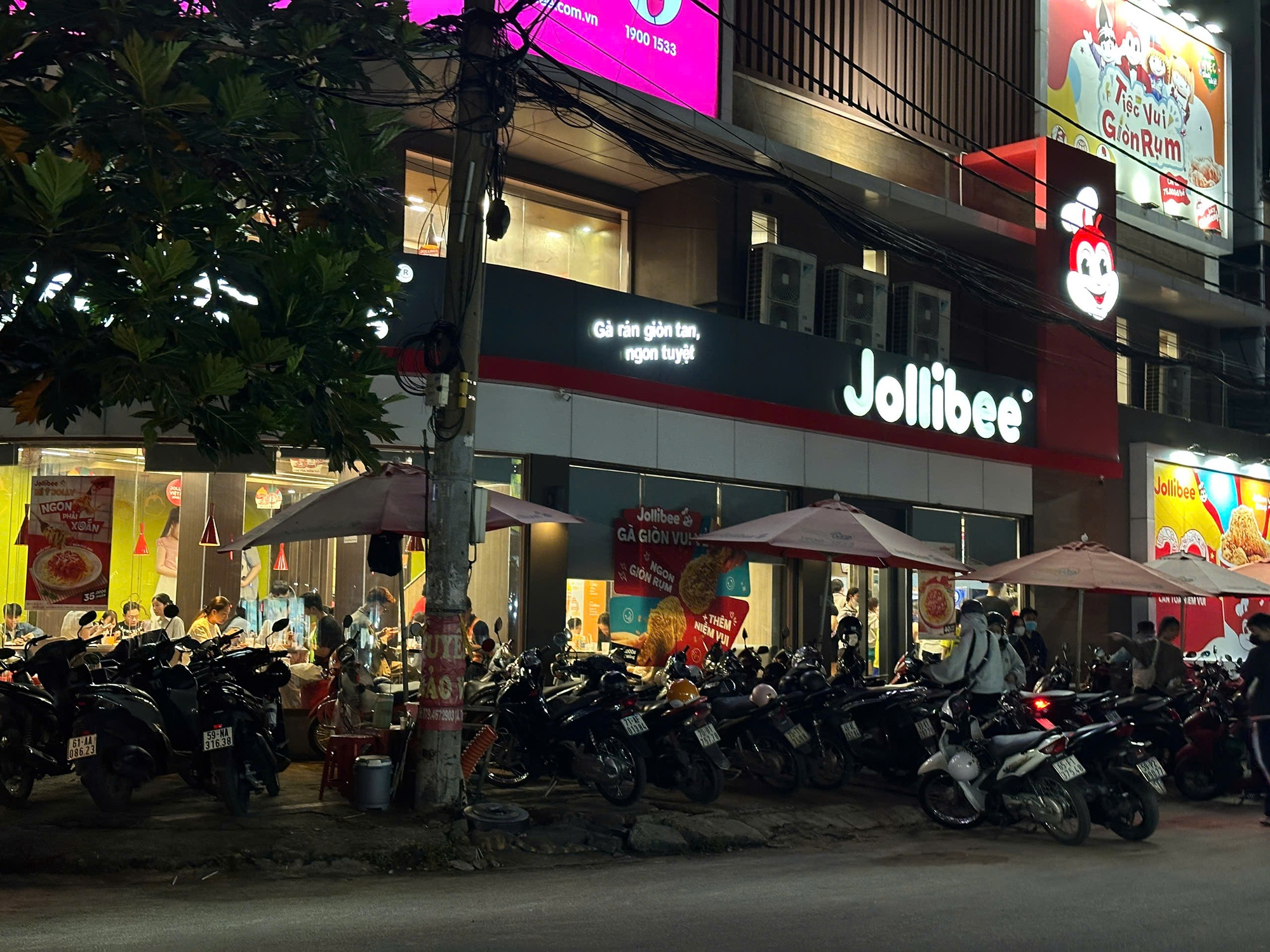 Giới trẻ TP.HCM chầu chực xếp hàng cả tiếng đồng hồ chỉ vì Jollibee- Ảnh 5.