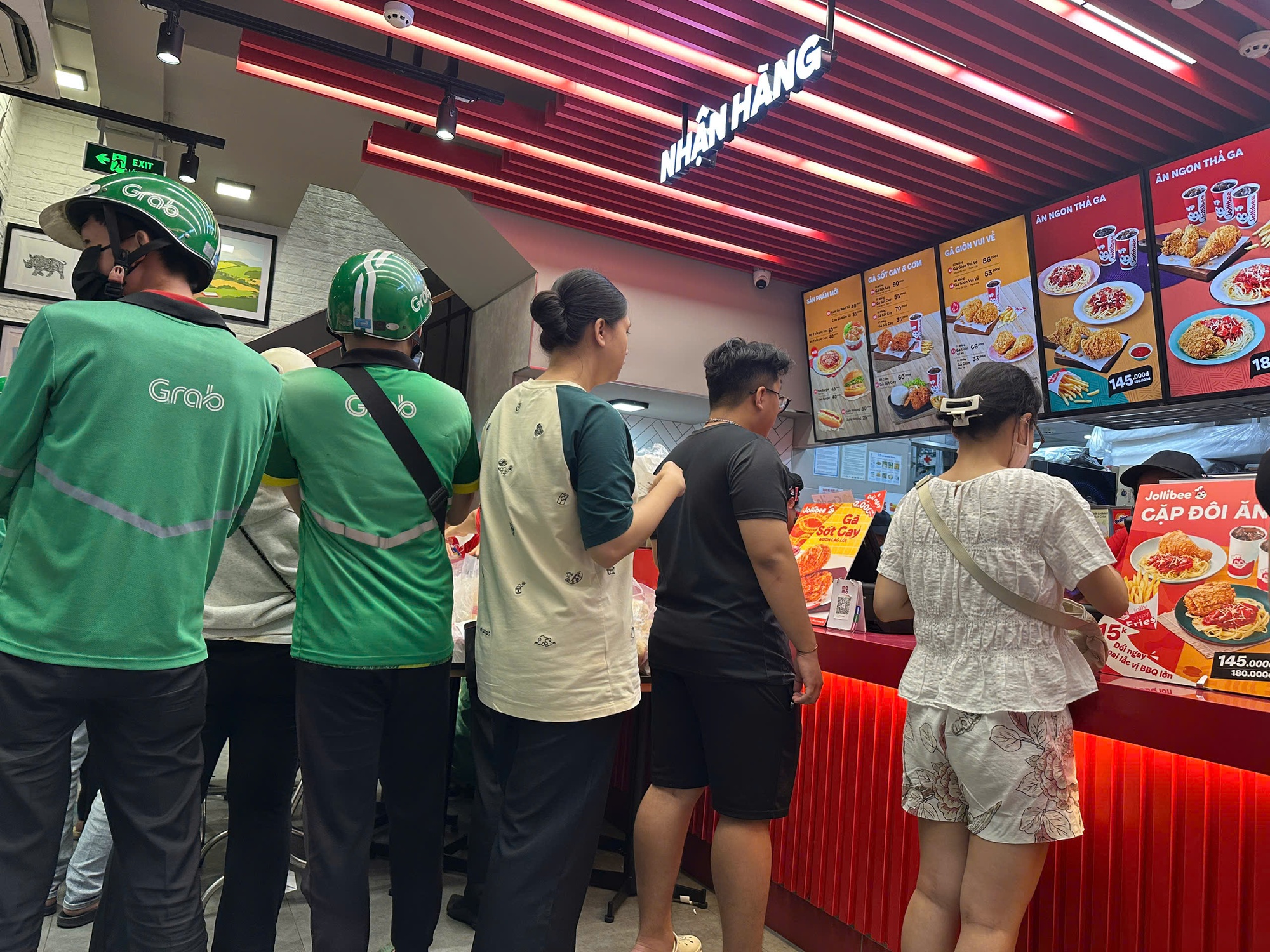 Giới trẻ TP.HCM chầu chực xếp hàng cả tiếng đồng hồ chỉ vì Jollibee- Ảnh 6.