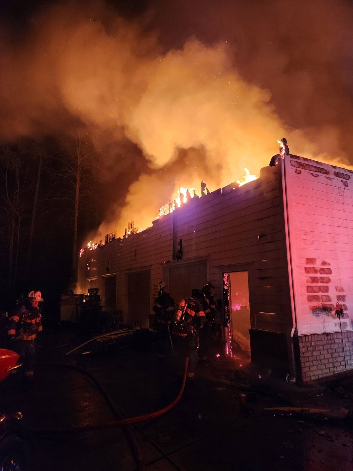 Nh&agrave; của huyền thoại thể thao bị nhấn ch&igrave;m trong biển lửa kinh ho&agrave;ng, cha qua đời, mẹ nguy kịch- Ảnh 2.