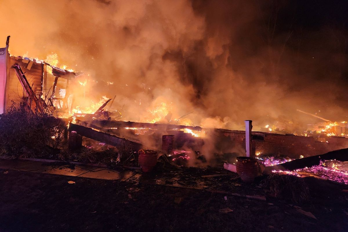 Nh&agrave; của huyền thoại thể thao bị nhấn ch&igrave;m trong biển lửa kinh ho&agrave;ng, cha qua đời, mẹ nguy kịch- Ảnh 1.