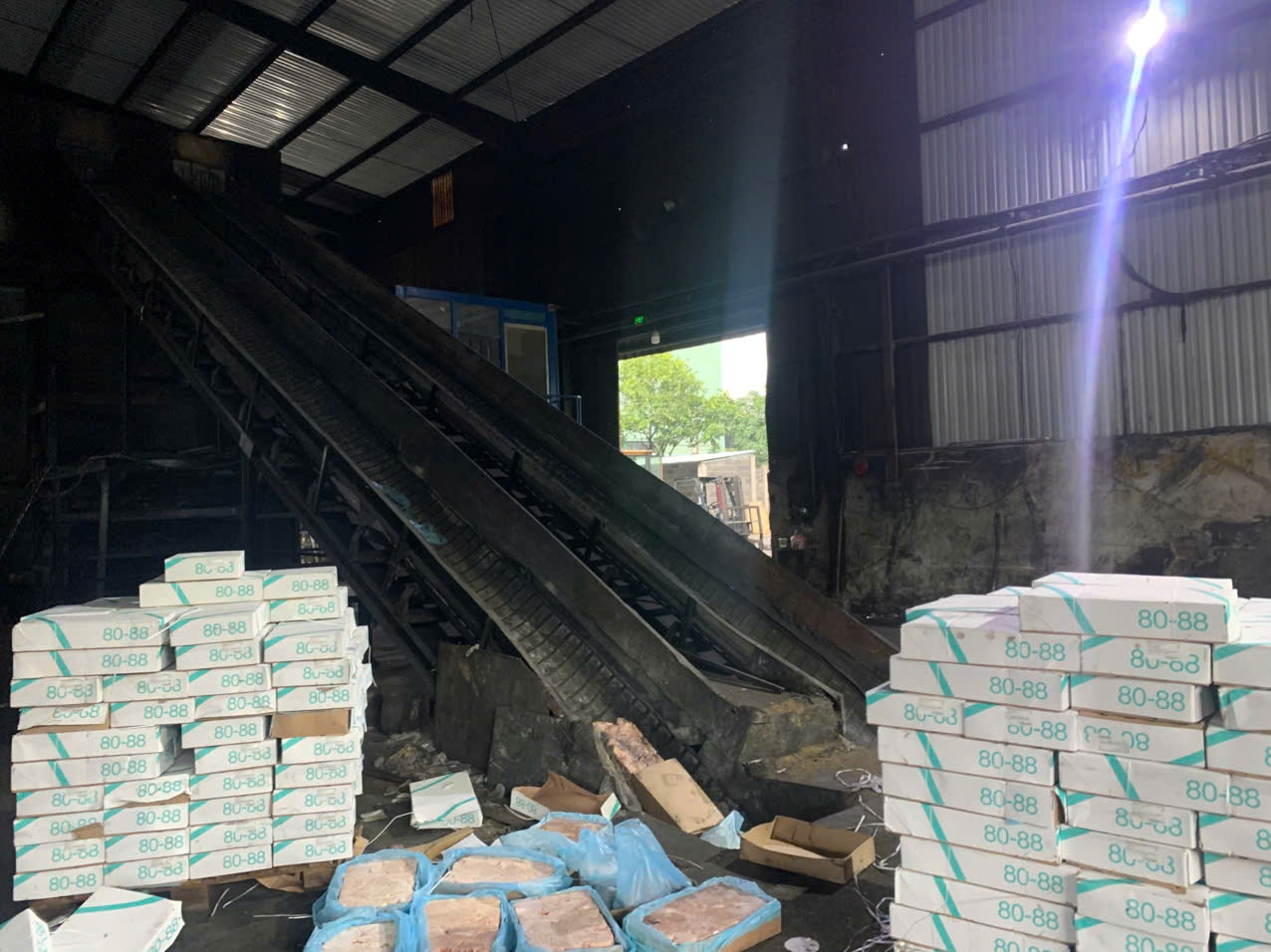 Sự thật bất ngờ khi Công an TPHCM kiểm tra 11 cơ sở chế biến thực phẩm- Ảnh 4. Sự thật bất ngờ khi Công an TPHCM kiểm tra 11 cơ sở chế biến thực phẩm- Ảnh 4.