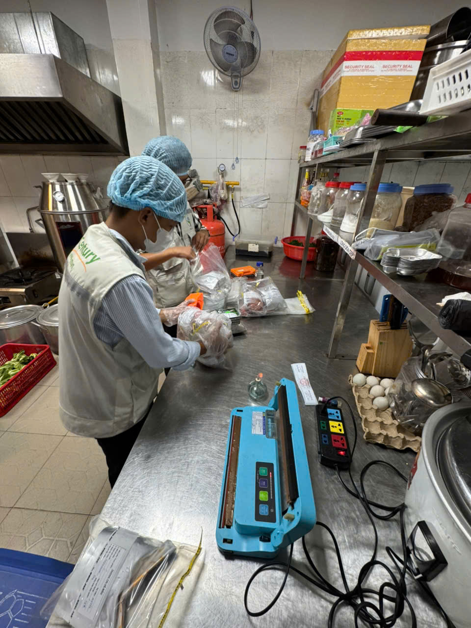 Sự thật bất ngờ khi Công an TPHCM kiểm tra 11 cơ sở chế biến thực phẩm- Ảnh 3. Sự thật bất ngờ khi Công an TPHCM kiểm tra 11 cơ sở chế biến thực phẩm- Ảnh 3.