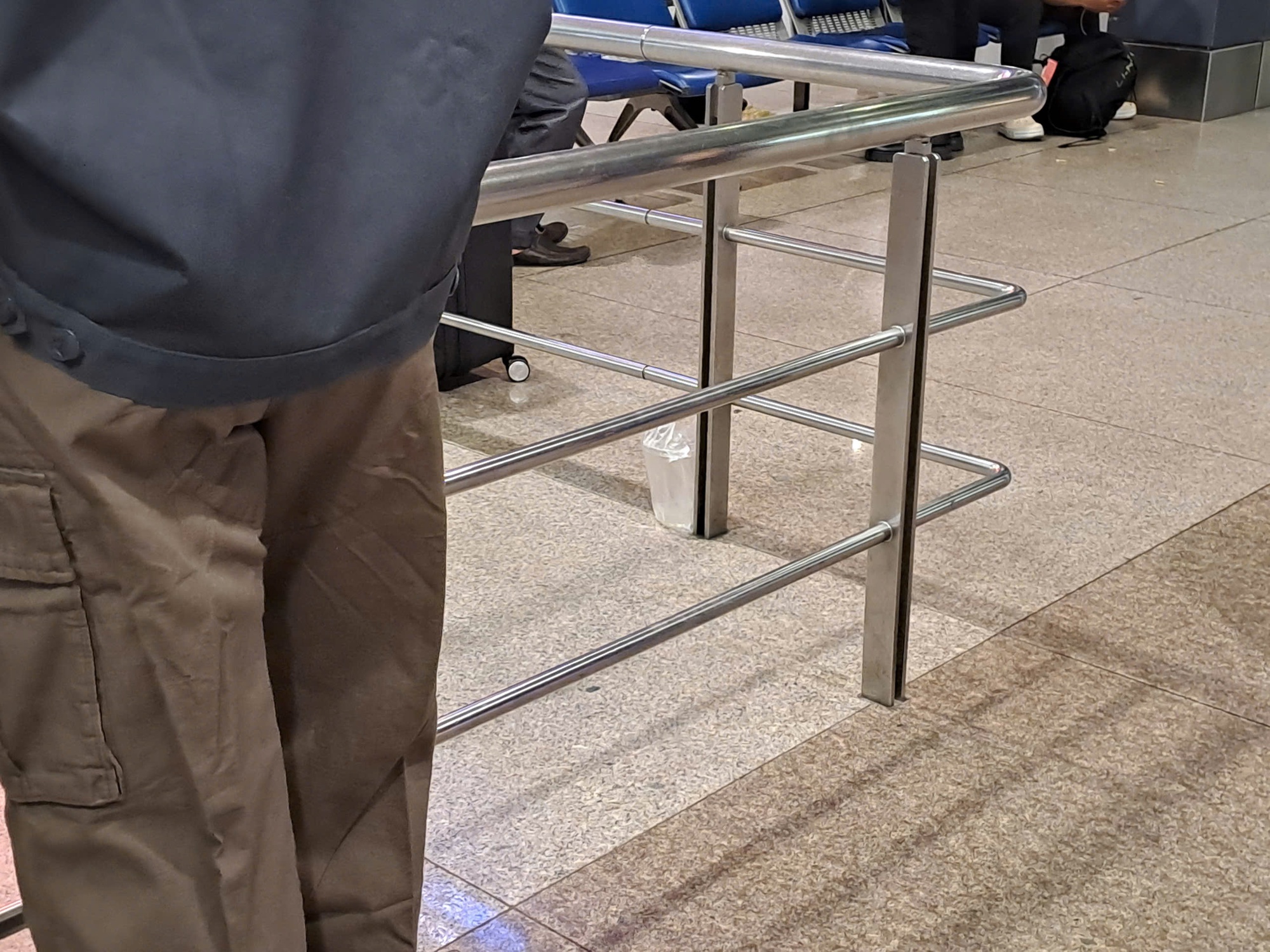 S&acirc;n bay T&acirc;n Sơn Nhất: Kh&aacute;ch đ&ocirc;ng, r&aacute;c cũng "bủa v&acirc;y"- Ảnh 8.