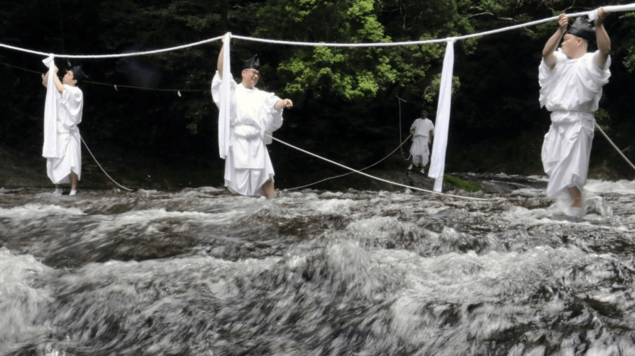 Thay d&acirc;y thừng thi&ecirc;ng để cầu ch&uacute;c may mắn dịp năm mới ở Nhật Bản- Ảnh 1.