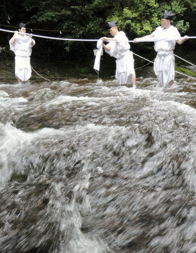 Thay d&acirc;y thừng thi&ecirc;ng để cầu ch&uacute;c may mắn dịp năm mới ở Nhật Bản- Ảnh 2.