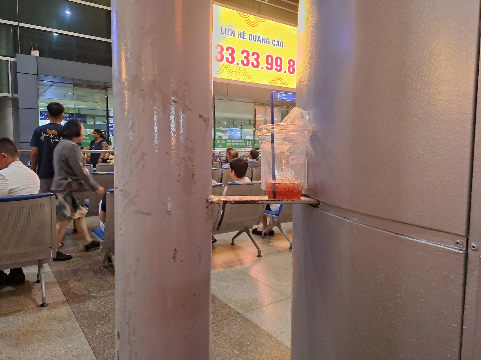 S&acirc;n bay T&acirc;n Sơn Nhất: Kh&aacute;ch đ&ocirc;ng, r&aacute;c cũng "bủa v&acirc;y"- Ảnh 1.