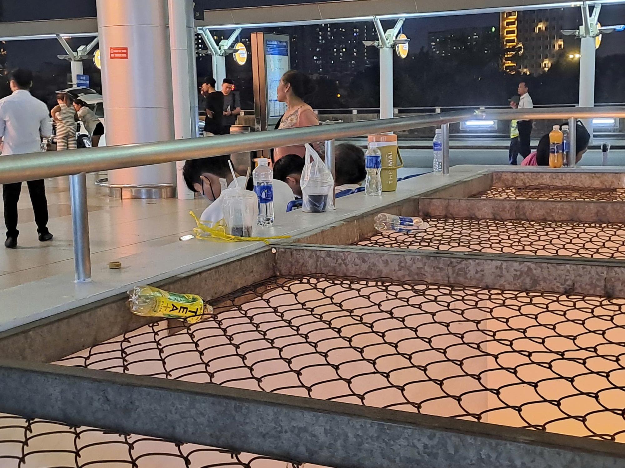 S&acirc;n bay T&acirc;n Sơn Nhất: Kh&aacute;ch đ&ocirc;ng, r&aacute;c cũng "bủa v&acirc;y"- Ảnh 7.