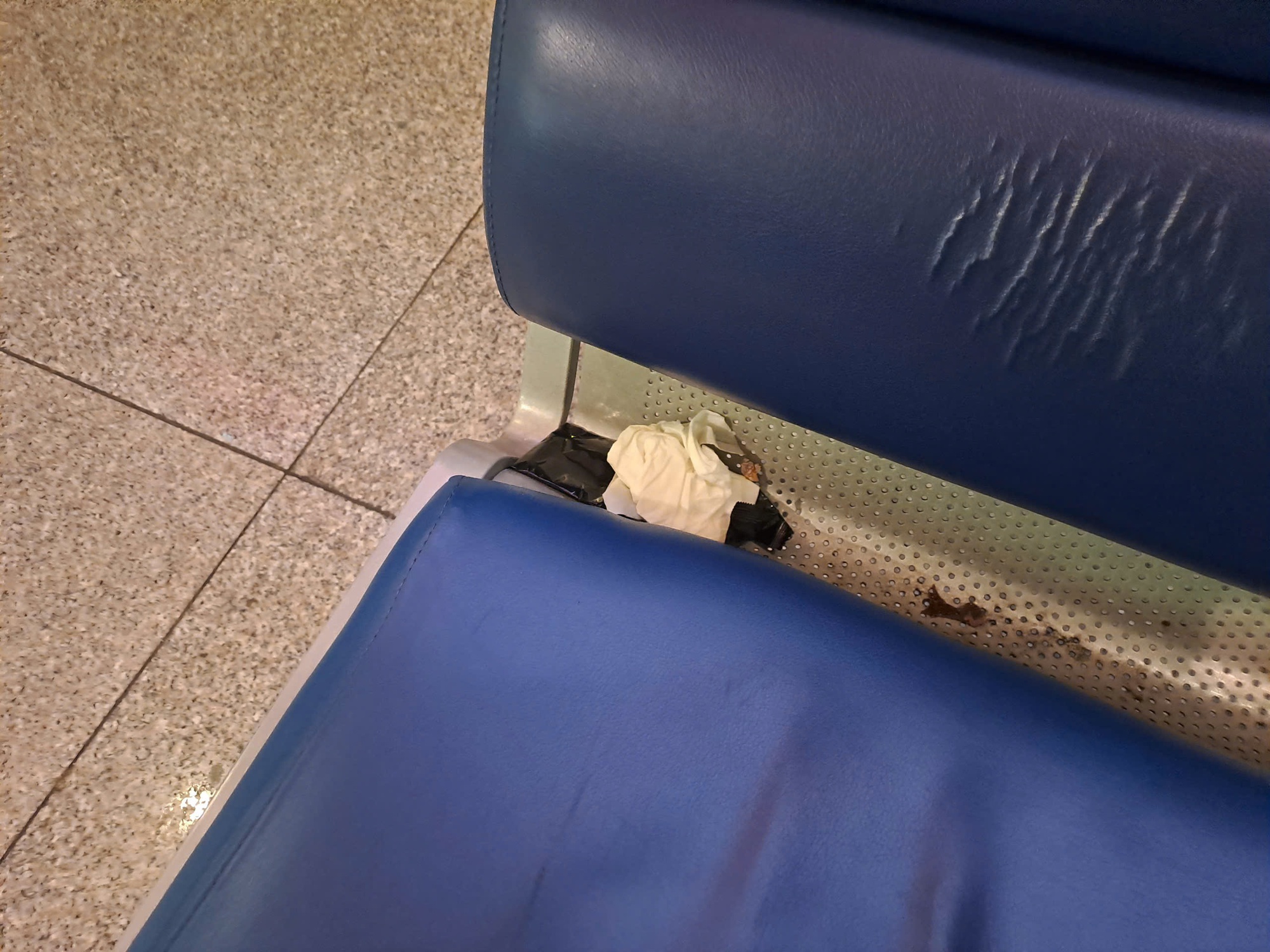 S&acirc;n bay T&acirc;n Sơn Nhất: Kh&aacute;ch đ&ocirc;ng, r&aacute;c cũng "bủa v&acirc;y"- Ảnh 3.