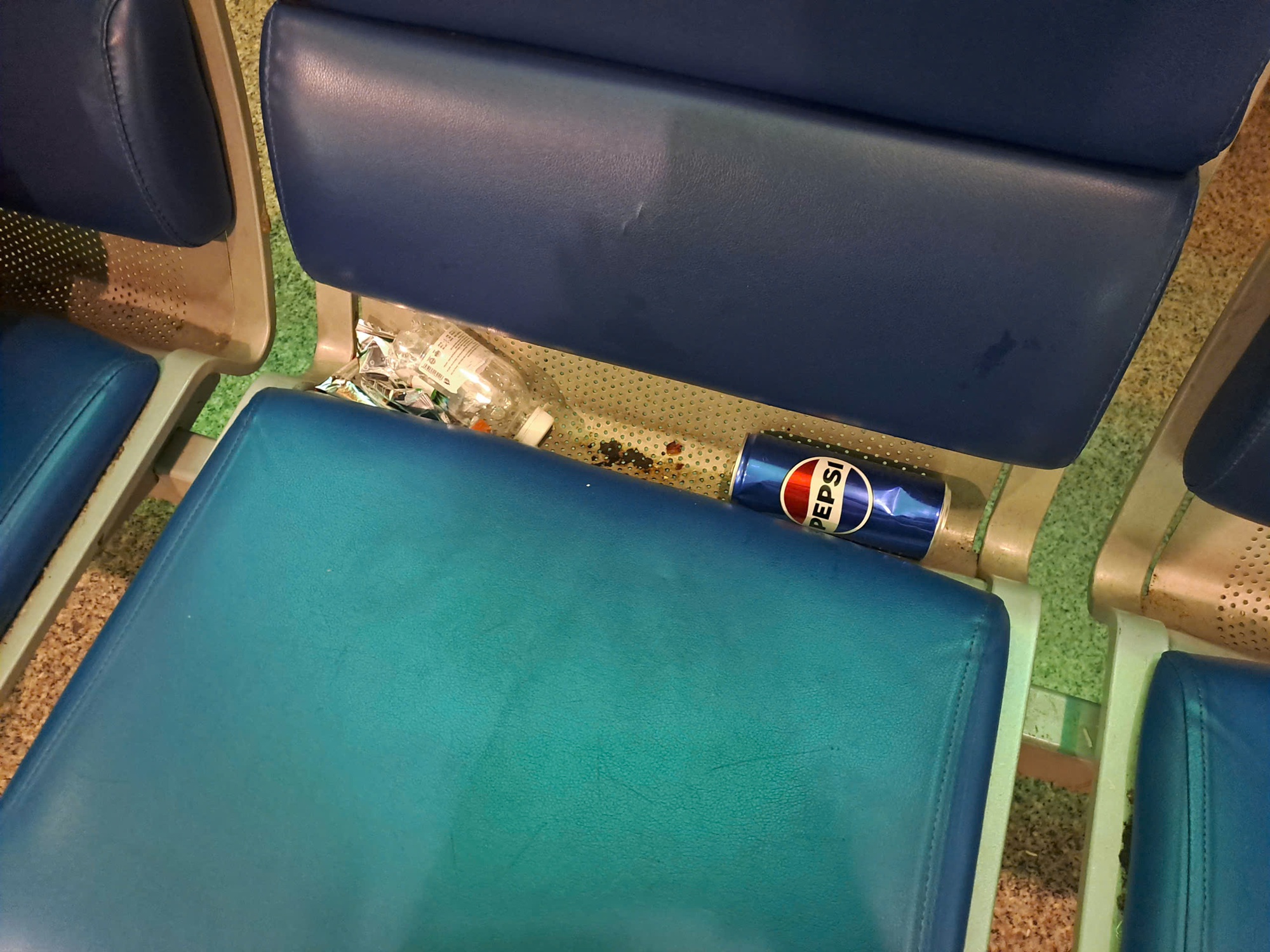 S&acirc;n bay T&acirc;n Sơn Nhất: Kh&aacute;ch đ&ocirc;ng, r&aacute;c cũng "bủa v&acirc;y"- Ảnh 2.