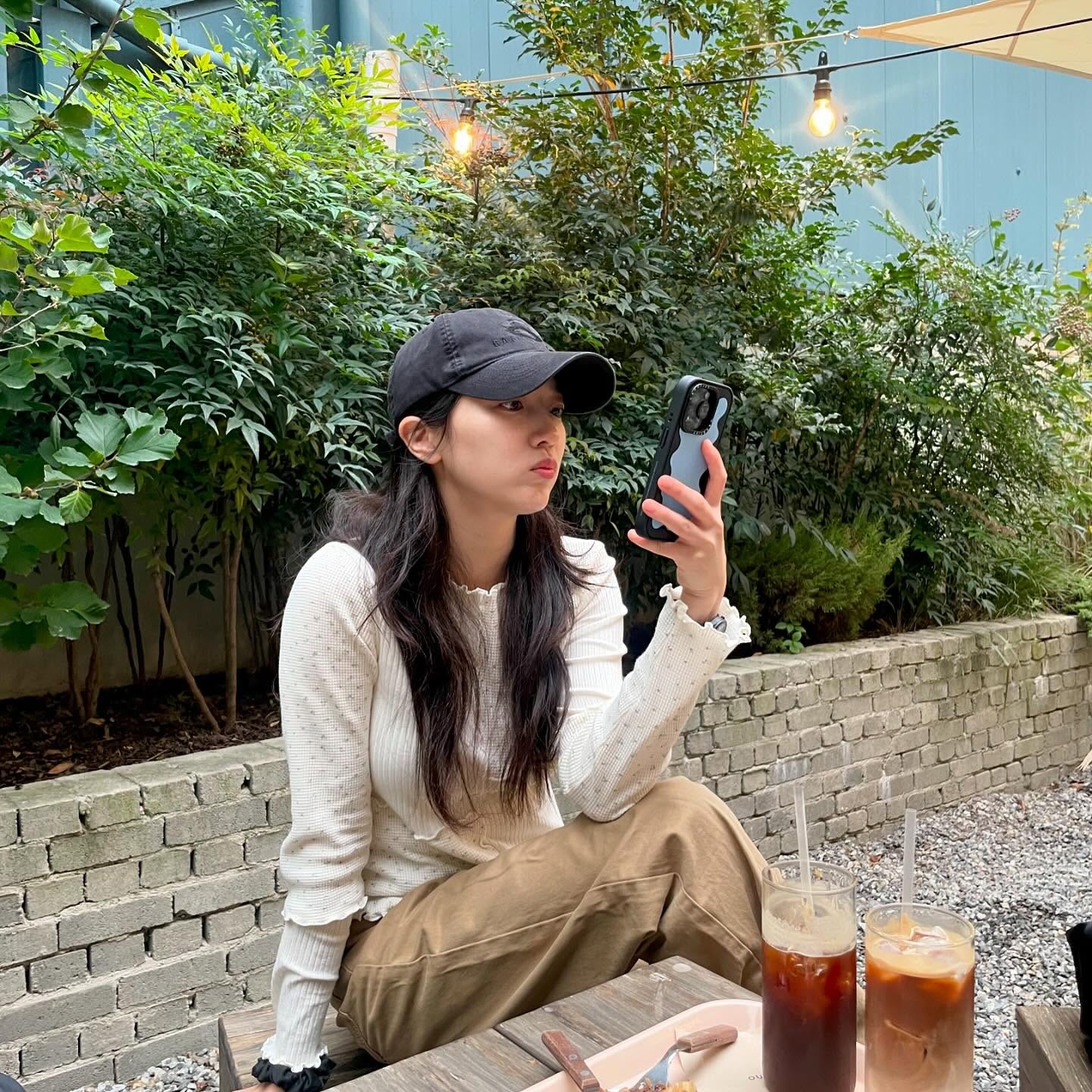 Nữ ch&iacute;nh phim Taxi Driver 33 tuổi nhưng tr&ocirc;ng như nữ sinh, style ngo&agrave;i đời c&ograve;n trẻ trung hơn nữa- Ảnh 9.