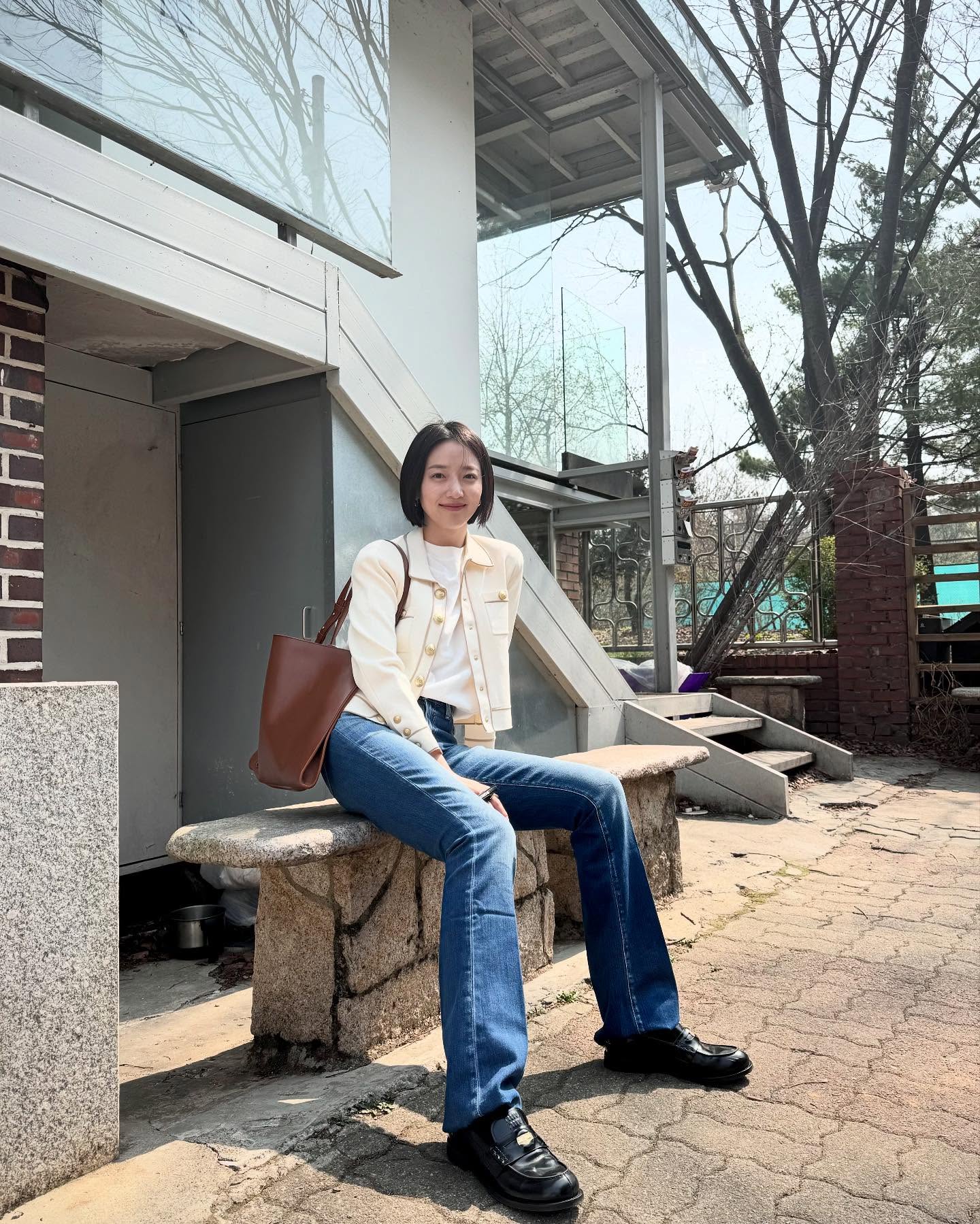 Nữ ch&iacute;nh phim Taxi Driver 33 tuổi nhưng tr&ocirc;ng như nữ sinh, style ngo&agrave;i đời c&ograve;n trẻ trung hơn nữa- Ảnh 5.