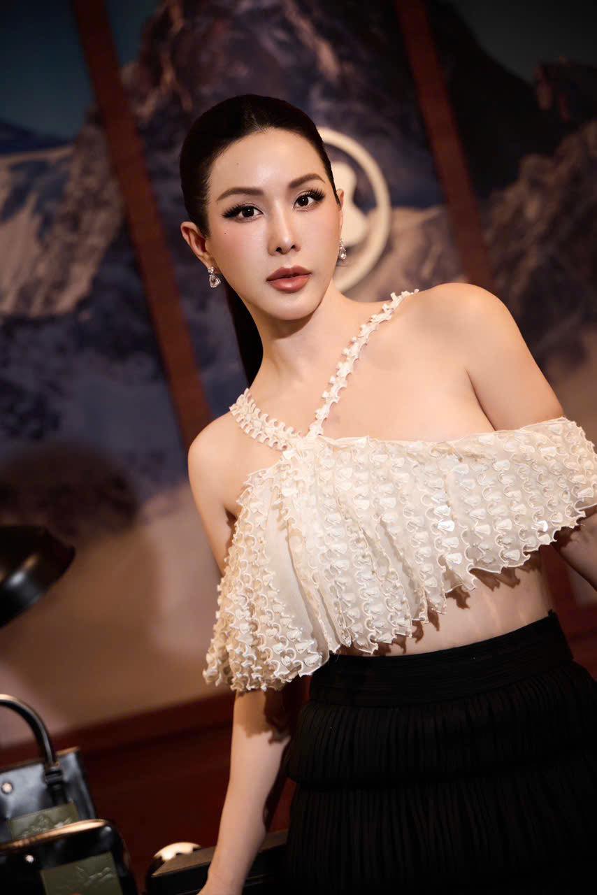 Hậu chia tay chồng, hoa hậu 4 "lần đ&ograve;" ng&agrave;y c&agrave;ng trẻ đẹp ở tuổi 49, thu nhập mỗi th&aacute;ng 10 tỷ đồng- Ảnh 3.