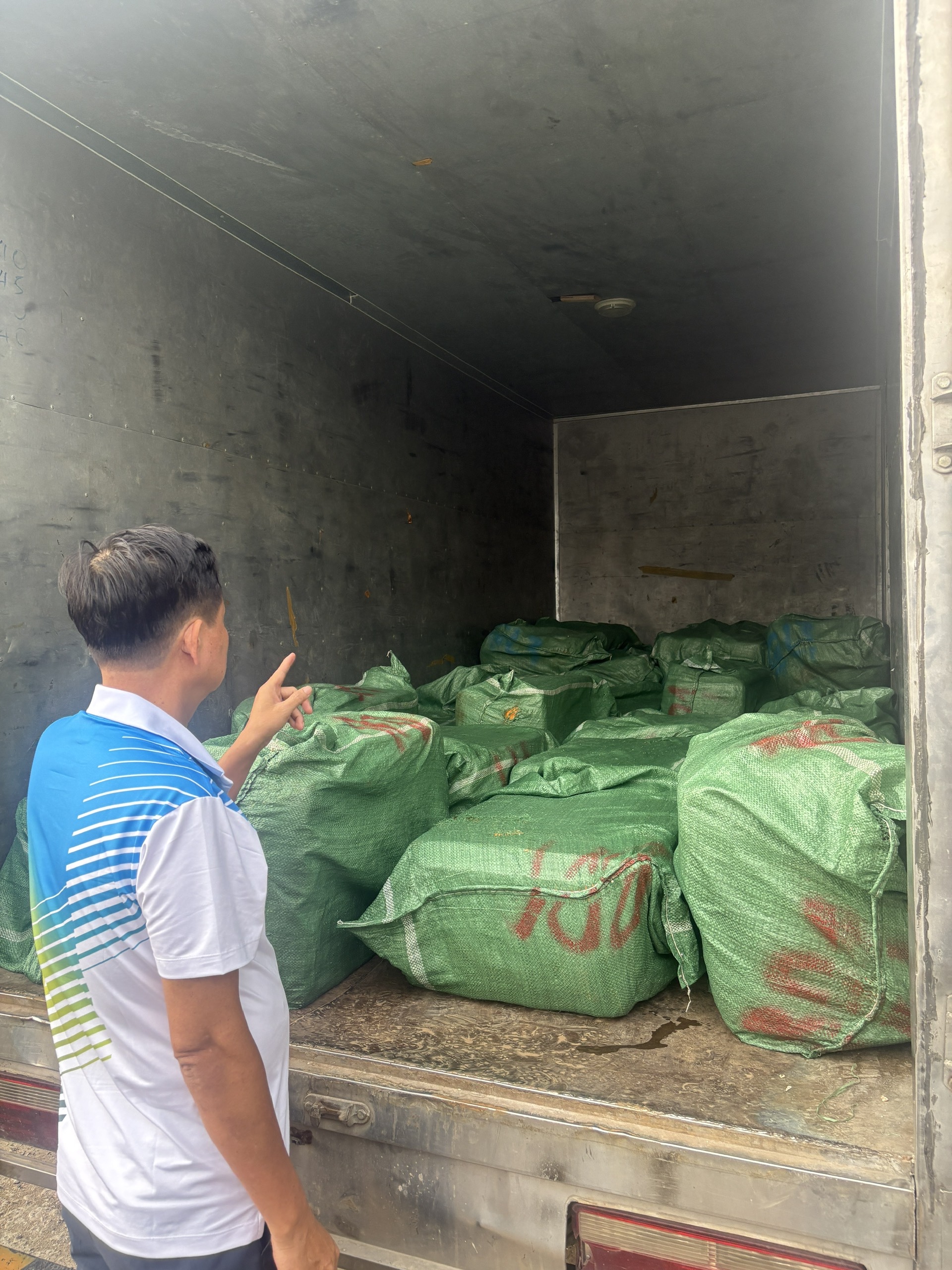 Sự thật bất ngờ khi Công an TPHCM kiểm tra 11 cơ sở chế biến thực phẩm- Ảnh 1. Sự thật bất ngờ khi Công an TPHCM kiểm tra 11 cơ sở chế biến thực phẩm- Ảnh 1.