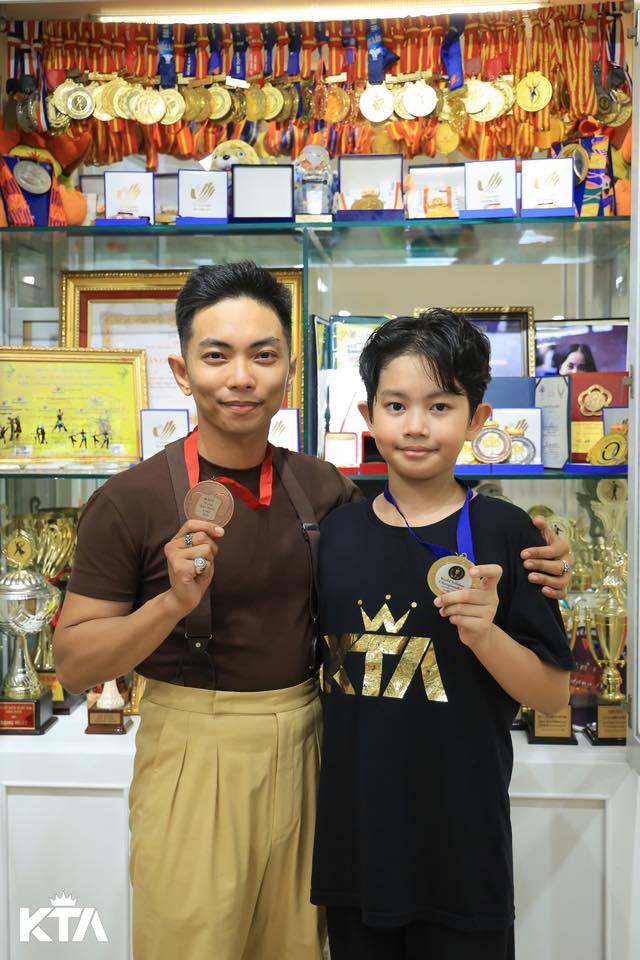 Phan Hiển khoe ảnh với con trai Kubi, tự nhận: 