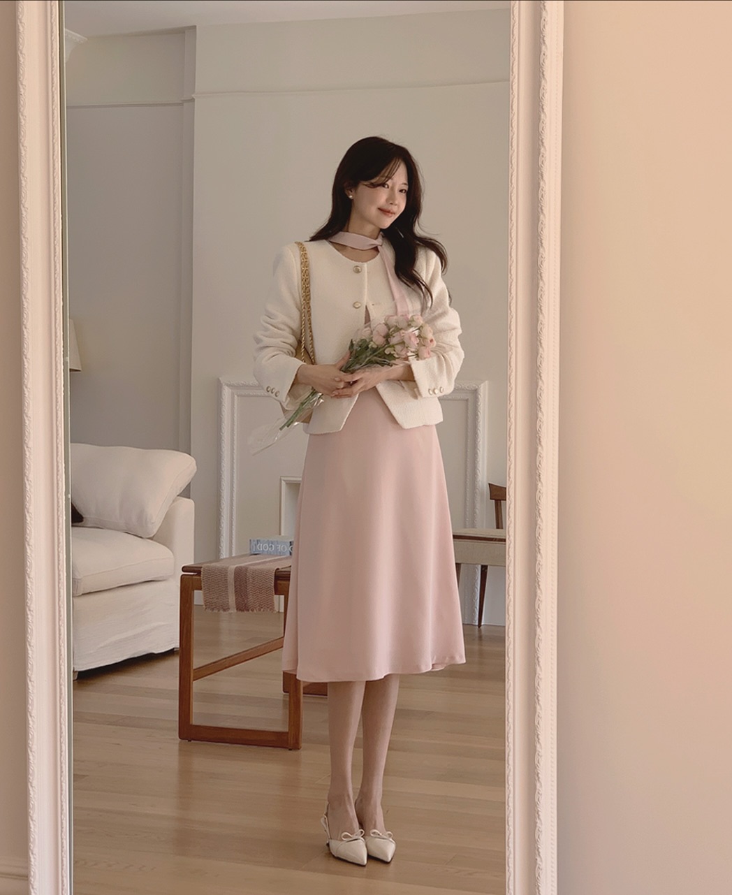 4 kiểu &aacute;o kho&aacute;c ho&agrave;n hảo cho n&agrave;ng c&oacute; chiều cao khi&ecirc;m tốn: Mẫu số 2 đặc biệt sang chảnh v&agrave; long lanh- Ảnh 2.