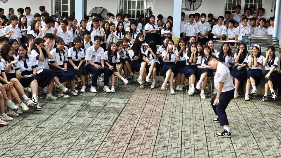 Từ 1-2026, trường học từ cấp THCS ở TPHCM hạn chế d&ugrave;ng điện thoại giờ ra chơi- Ảnh 1.