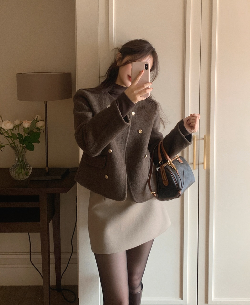 4 kiểu &aacute;o kho&aacute;c ho&agrave;n hảo cho n&agrave;ng c&oacute; chiều cao khi&ecirc;m tốn: Mẫu số 2 đặc biệt sang chảnh v&agrave; long lanh- Ảnh 1.