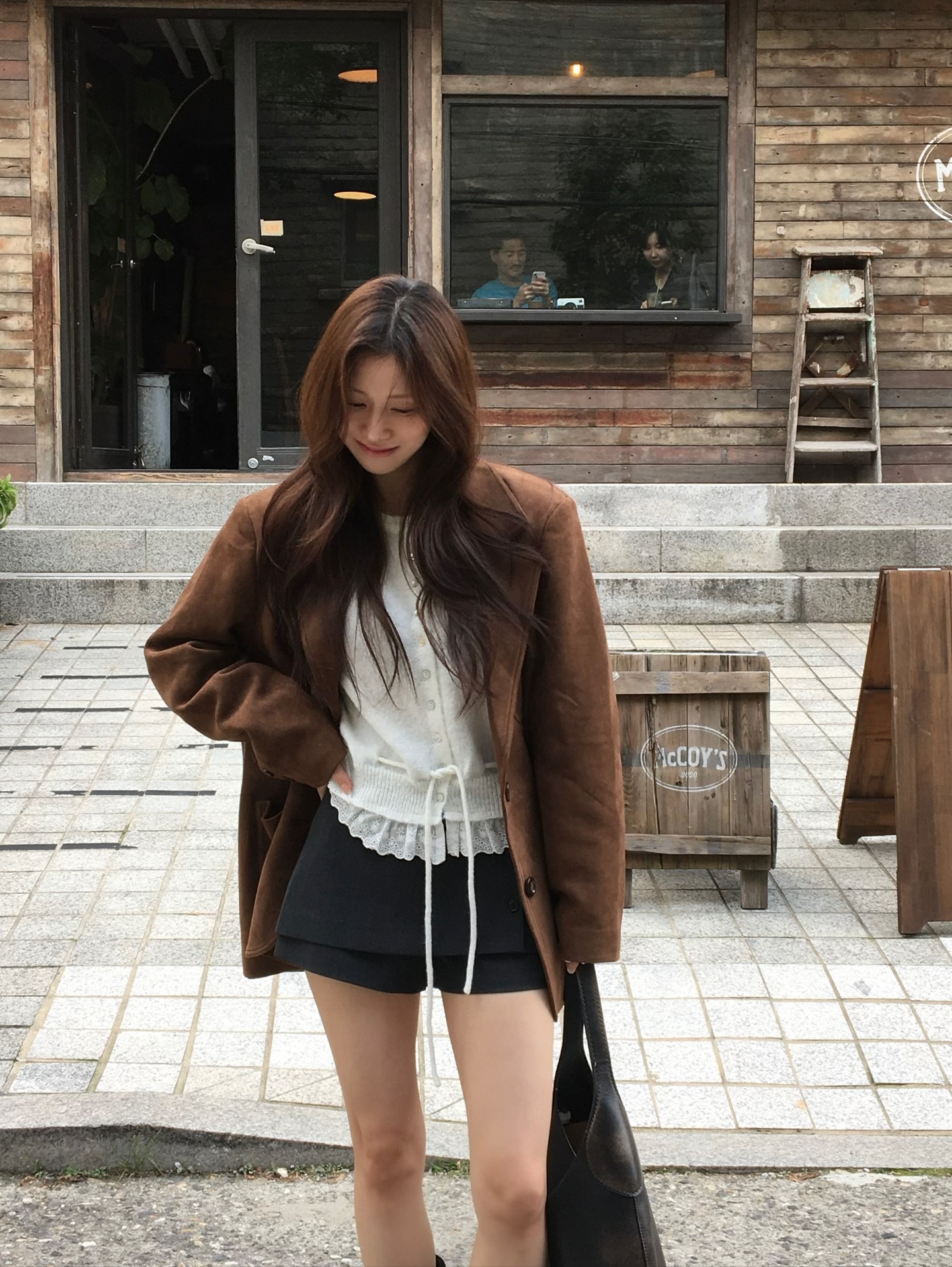 4 kiểu &aacute;o kho&aacute;c ho&agrave;n hảo cho n&agrave;ng c&oacute; chiều cao khi&ecirc;m tốn: Mẫu số 2 đặc biệt sang chảnh v&agrave; long lanh- Ảnh 9.