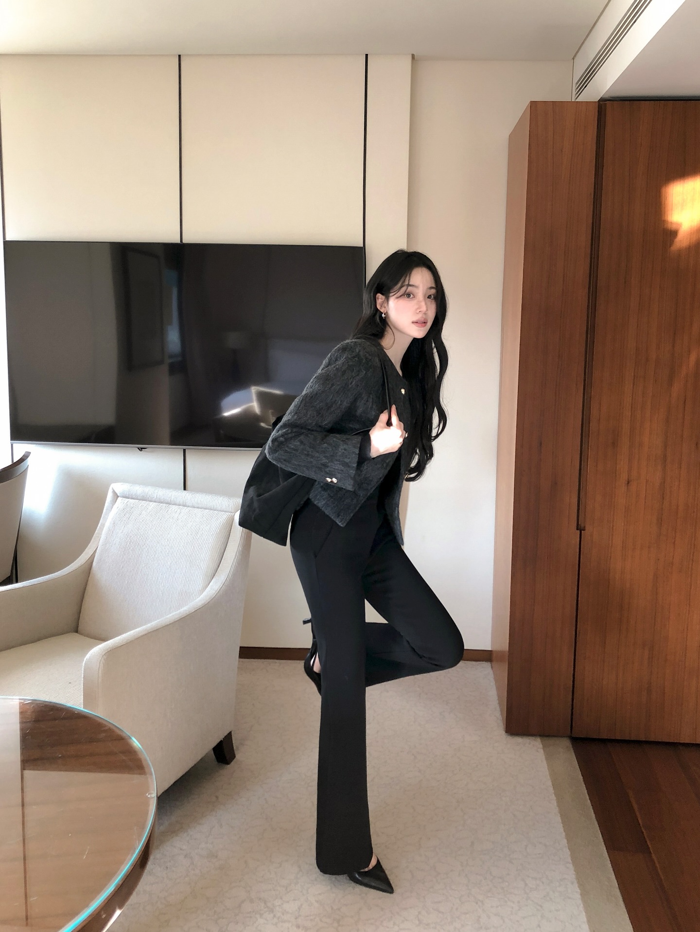 4 kiểu &aacute;o kho&aacute;c ho&agrave;n hảo cho n&agrave;ng c&oacute; chiều cao khi&ecirc;m tốn: Mẫu số 2 đặc biệt sang chảnh v&agrave; long lanh- Ảnh 3.