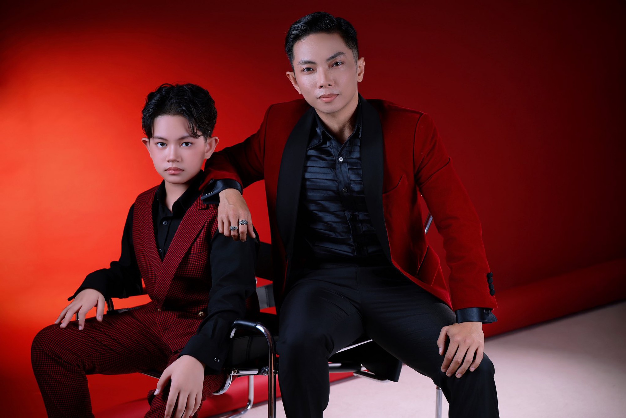 Phan Hiển khoe ảnh với con trai Kubi, tự nhận: 