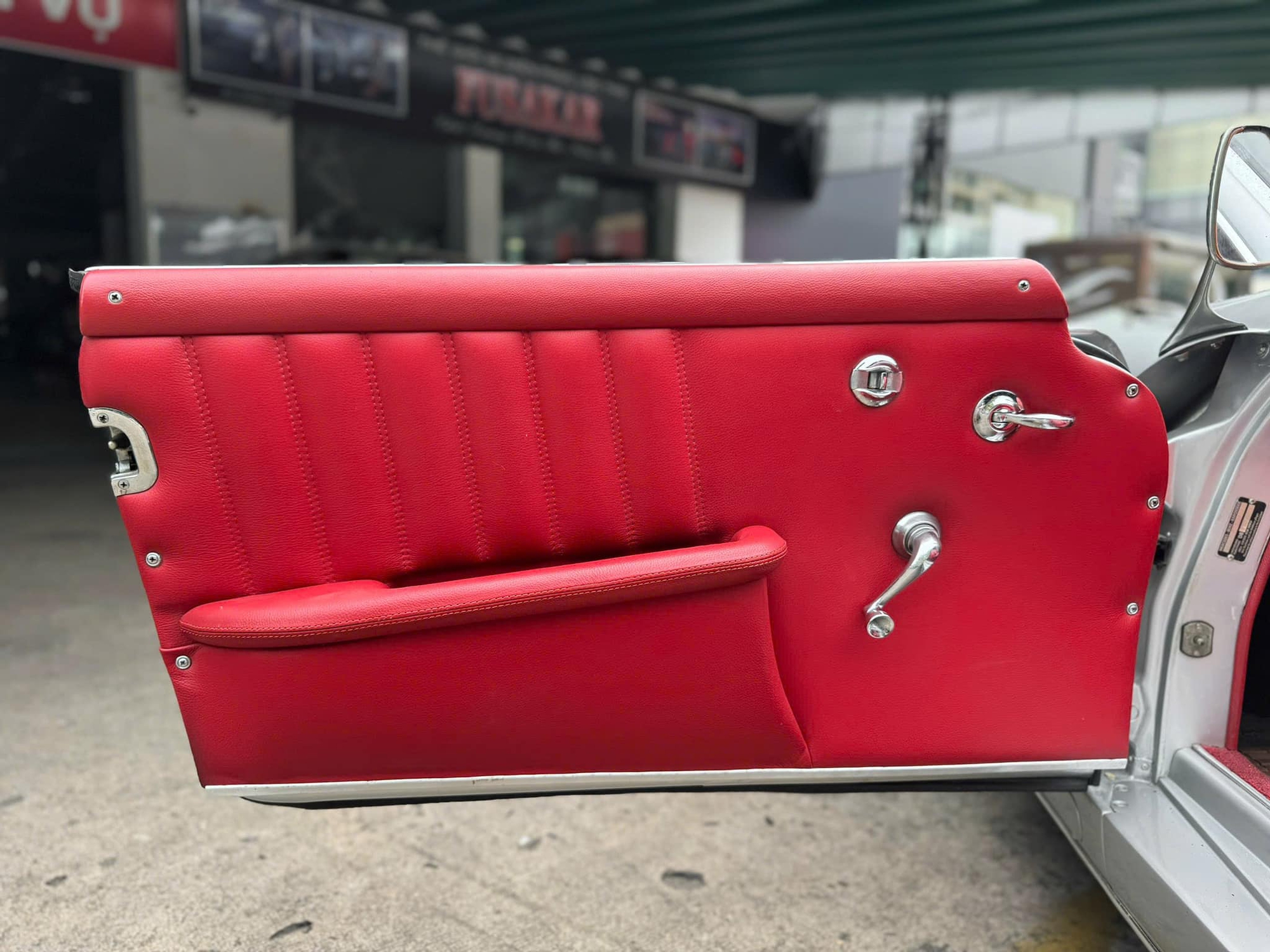 H&agrave;ng hiếm Mercedes-Benz 190 SL gi&aacute; 13 tỷ đồng l&ecirc;n s&agrave;n: &lsquo;M&oacute;n đồ chơi&rsquo; c&ugrave;ng gu với &ocirc;ng Đặng L&ecirc; Nguy&ecirc;n Vũ, cả Việt Nam chỉ c&oacute; v&agrave;i chiếc- Ảnh 12.