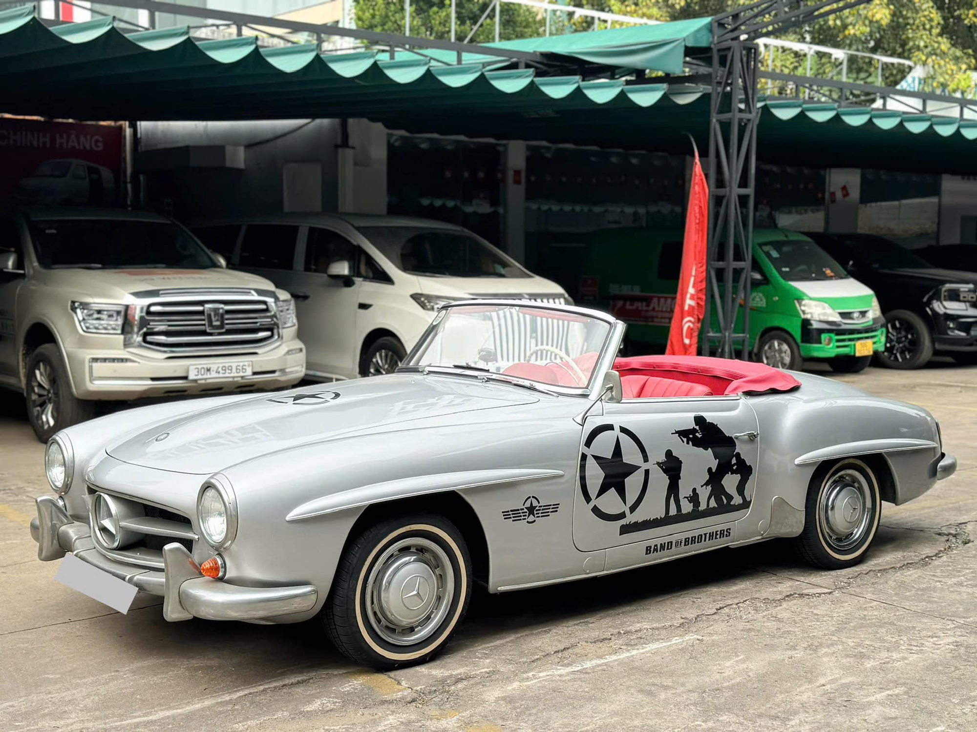 H&agrave;ng hiếm Mercedes-Benz 190 SL gi&aacute; 13 tỷ đồng l&ecirc;n s&agrave;n: &lsquo;M&oacute;n đồ chơi&rsquo; c&ugrave;ng gu với &ocirc;ng Đặng L&ecirc; Nguy&ecirc;n Vũ, cả Việt Nam chỉ c&oacute; v&agrave;i chiếc- Ảnh 2.
