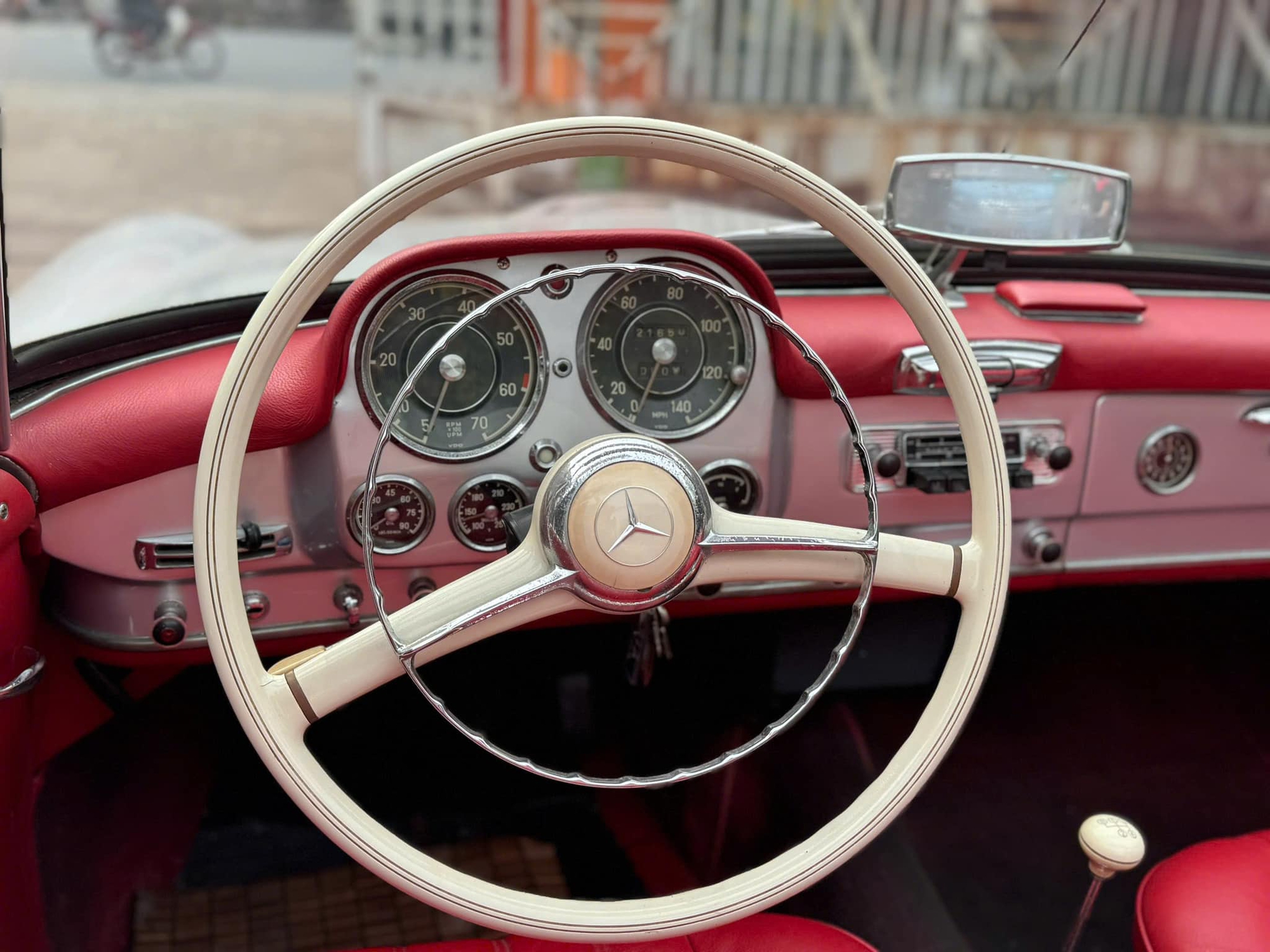 H&agrave;ng hiếm Mercedes-Benz 190 SL gi&aacute; 13 tỷ đồng l&ecirc;n s&agrave;n: &lsquo;M&oacute;n đồ chơi&rsquo; c&ugrave;ng gu với &ocirc;ng Đặng L&ecirc; Nguy&ecirc;n Vũ, cả Việt Nam chỉ c&oacute; v&agrave;i chiếc- Ảnh 11.
