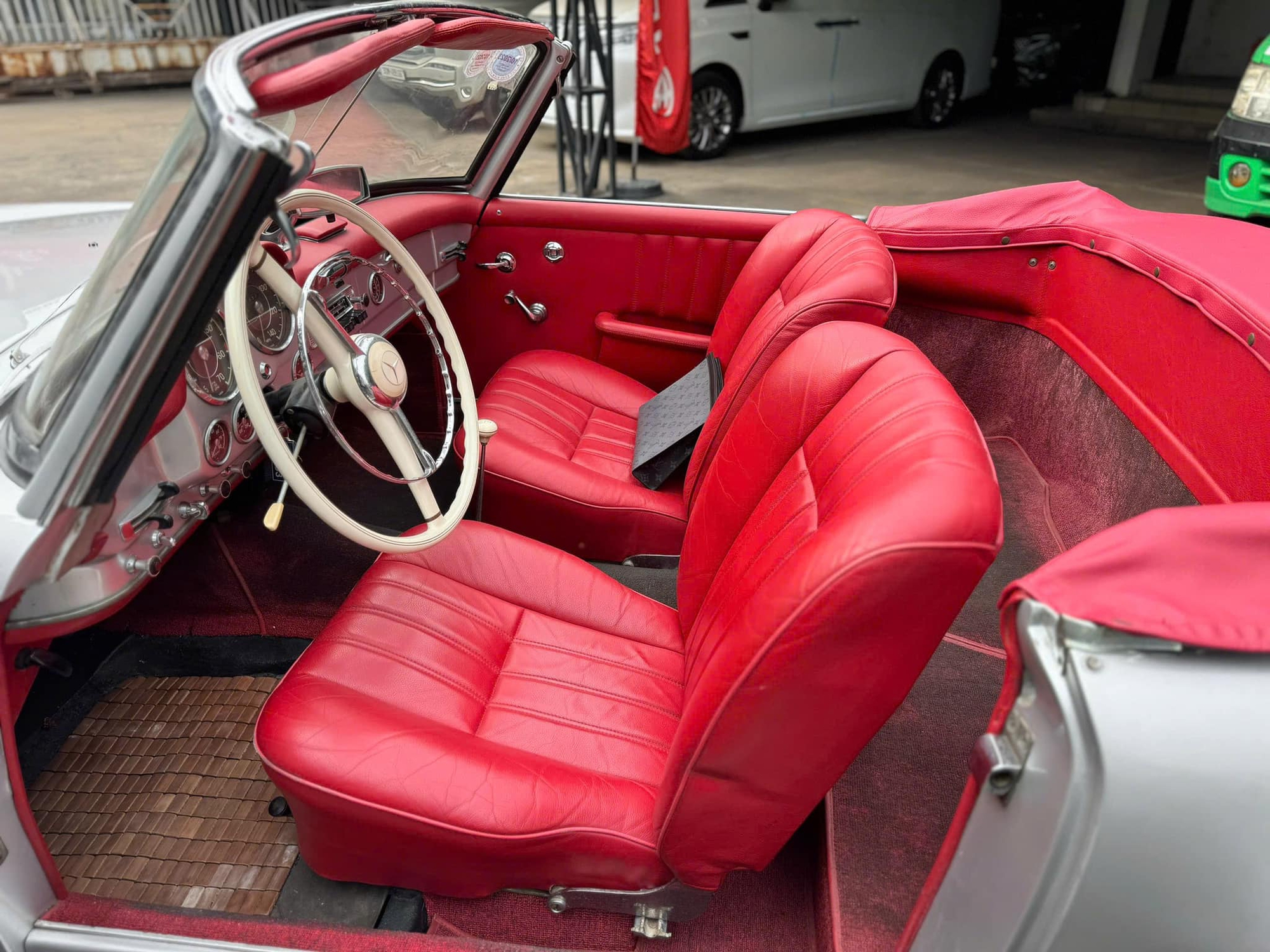 H&agrave;ng hiếm Mercedes-Benz 190 SL gi&aacute; 13 tỷ đồng l&ecirc;n s&agrave;n: &lsquo;M&oacute;n đồ chơi&rsquo; c&ugrave;ng gu với &ocirc;ng Đặng L&ecirc; Nguy&ecirc;n Vũ, cả Việt Nam chỉ c&oacute; v&agrave;i chiếc- Ảnh 8.