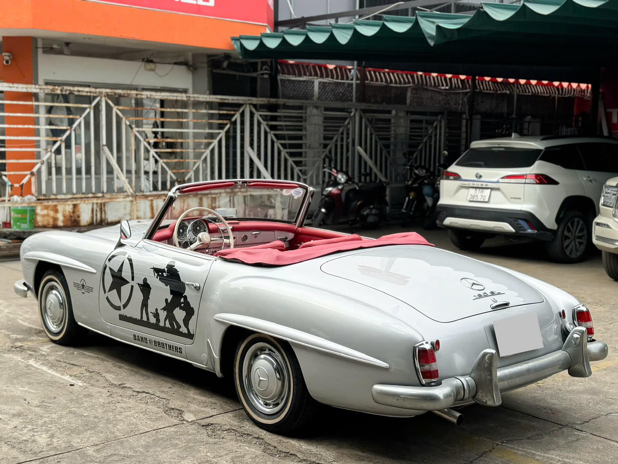 H&agrave;ng hiếm Mercedes-Benz 190 SL gi&aacute; 13 tỷ đồng l&ecirc;n s&agrave;n: &lsquo;M&oacute;n đồ chơi&rsquo; c&ugrave;ng gu với &ocirc;ng Đặng L&ecirc; Nguy&ecirc;n Vũ, cả Việt Nam chỉ c&oacute; v&agrave;i chiếc- Ảnh 3.