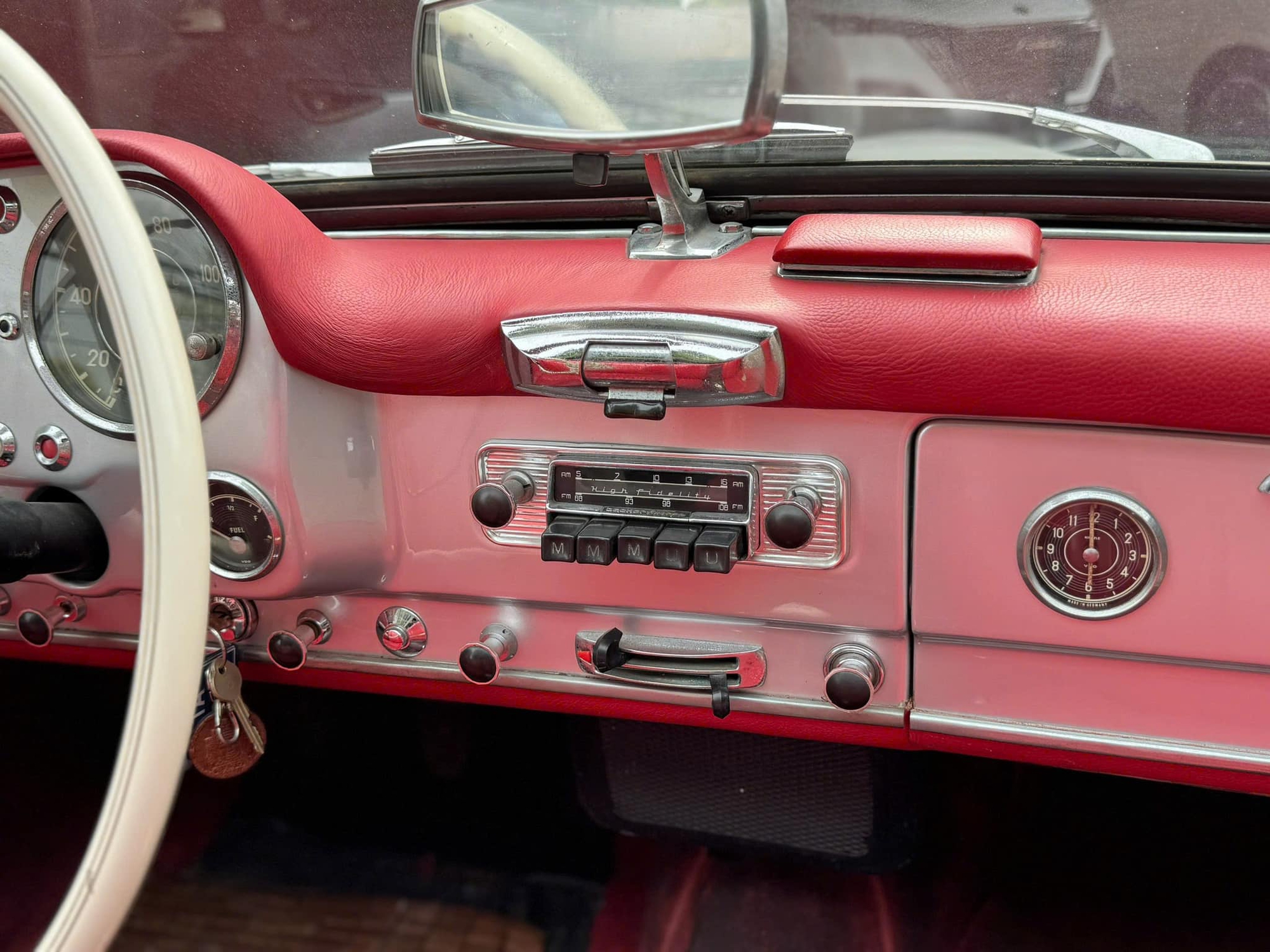 H&agrave;ng hiếm Mercedes-Benz 190 SL gi&aacute; 13 tỷ đồng l&ecirc;n s&agrave;n: &lsquo;M&oacute;n đồ chơi&rsquo; c&ugrave;ng gu với &ocirc;ng Đặng L&ecirc; Nguy&ecirc;n Vũ, cả Việt Nam chỉ c&oacute; v&agrave;i chiếc- Ảnh 10.