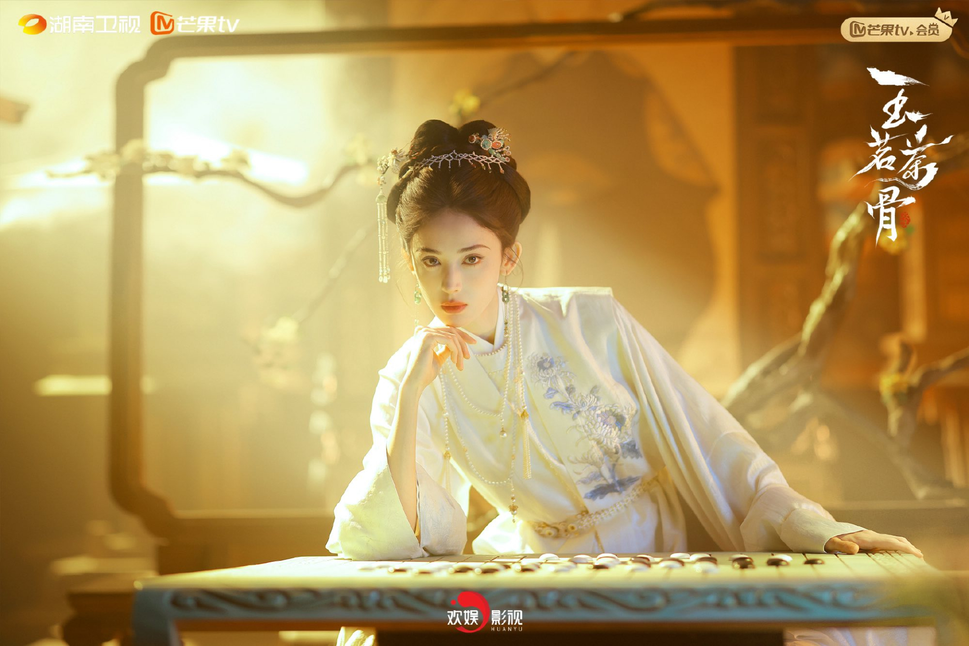 Chỉ cần cặp đ&ocirc;i n&agrave;y đứng cạnh nhau th&igrave; nơi đ&oacute; ch&iacute;nh l&agrave; bồng lai ti&ecirc;n cảnh, đẹp đến nỗi kh&ocirc;ng cho ai đẹp c&ugrave;ng- Ảnh 4.