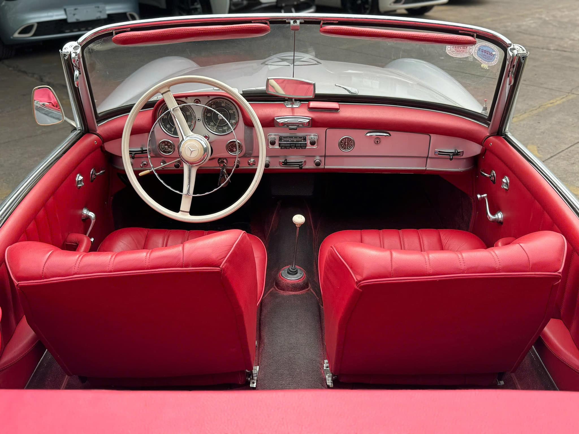 H&agrave;ng hiếm Mercedes-Benz 190 SL gi&aacute; 13 tỷ đồng l&ecirc;n s&agrave;n: &lsquo;M&oacute;n đồ chơi&rsquo; c&ugrave;ng gu với &ocirc;ng Đặng L&ecirc; Nguy&ecirc;n Vũ, cả Việt Nam chỉ c&oacute; v&agrave;i chiếc- Ảnh 4.