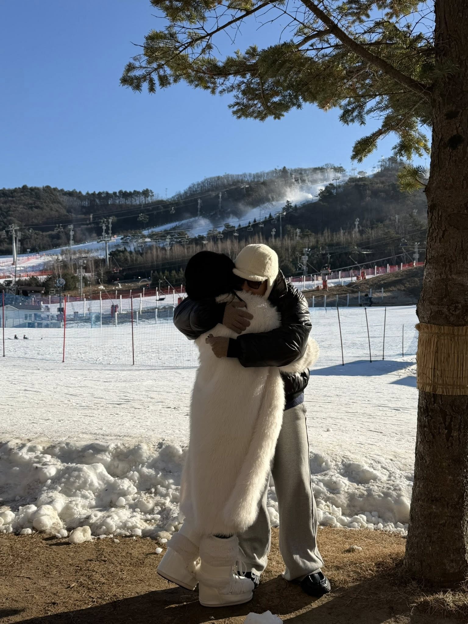 Đạo diễn Vbiz xả kho ảnh bên bạn gái nóng bỏng sau khi Đạo diễn Vbiz xả kho ảnh bên bạn gái nóng bỏng sau khi