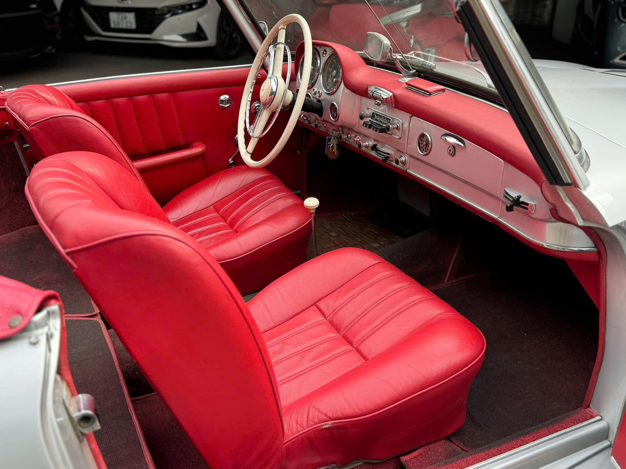 H&agrave;ng hiếm Mercedes-Benz 190 SL gi&aacute; 13 tỷ đồng l&ecirc;n s&agrave;n: &lsquo;M&oacute;n đồ chơi&rsquo; c&ugrave;ng gu với &ocirc;ng Đặng L&ecirc; Nguy&ecirc;n Vũ, cả Việt Nam chỉ c&oacute; v&agrave;i chiếc- Ảnh 9.