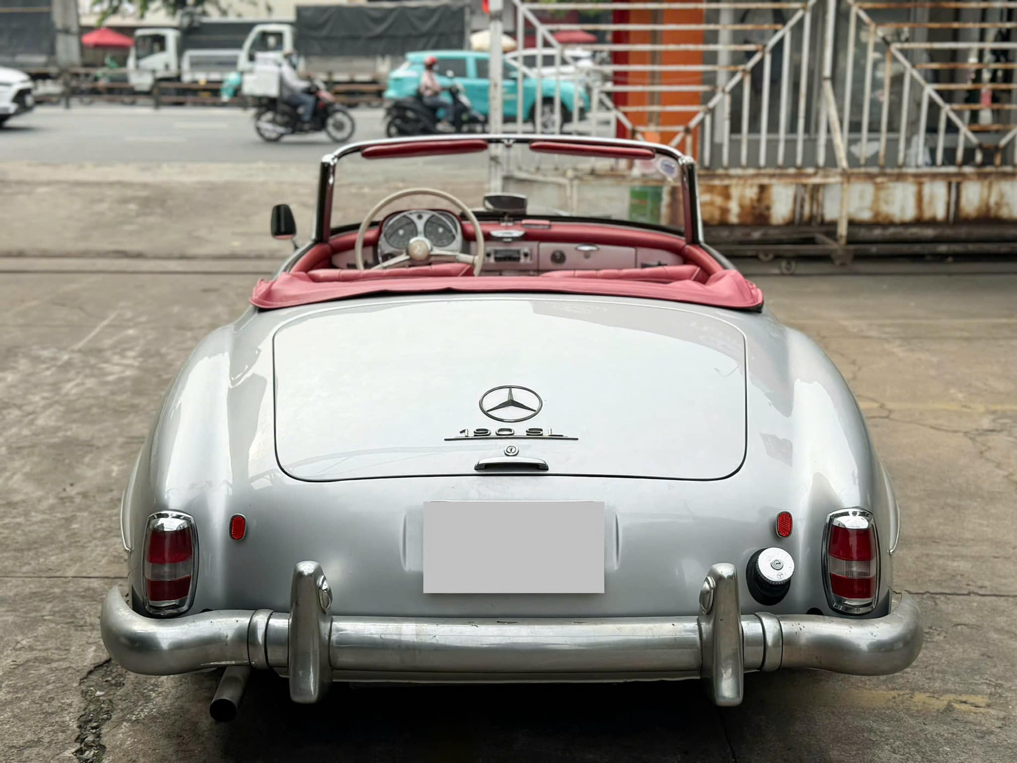 H&agrave;ng hiếm Mercedes-Benz 190 SL gi&aacute; 13 tỷ đồng l&ecirc;n s&agrave;n: &lsquo;M&oacute;n đồ chơi&rsquo; c&ugrave;ng gu với &ocirc;ng Đặng L&ecirc; Nguy&ecirc;n Vũ, cả Việt Nam chỉ c&oacute; v&agrave;i chiếc- Ảnh 7.