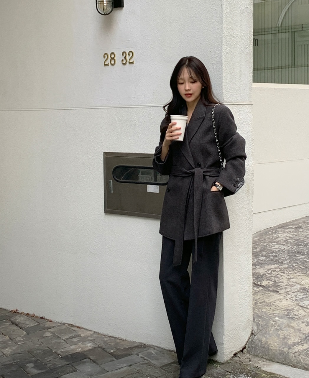 4 kiểu &aacute;o kho&aacute;c ho&agrave;n hảo cho n&agrave;ng c&oacute; chiều cao khi&ecirc;m tốn: Mẫu số 2 đặc biệt sang chảnh v&agrave; long lanh- Ảnh 6.