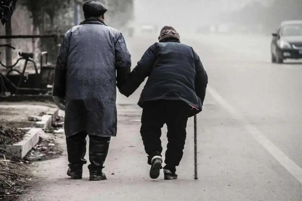 Ai cũng mong con c&aacute;i hiếu thảo nhưng 5 kiểu hiếu thảo n&agrave;y, d&ugrave; con c&oacute; l&ograve;ng thật th&igrave; cha mẹ vẫn kh&ocirc;ng muốn nhận- Ảnh 1.