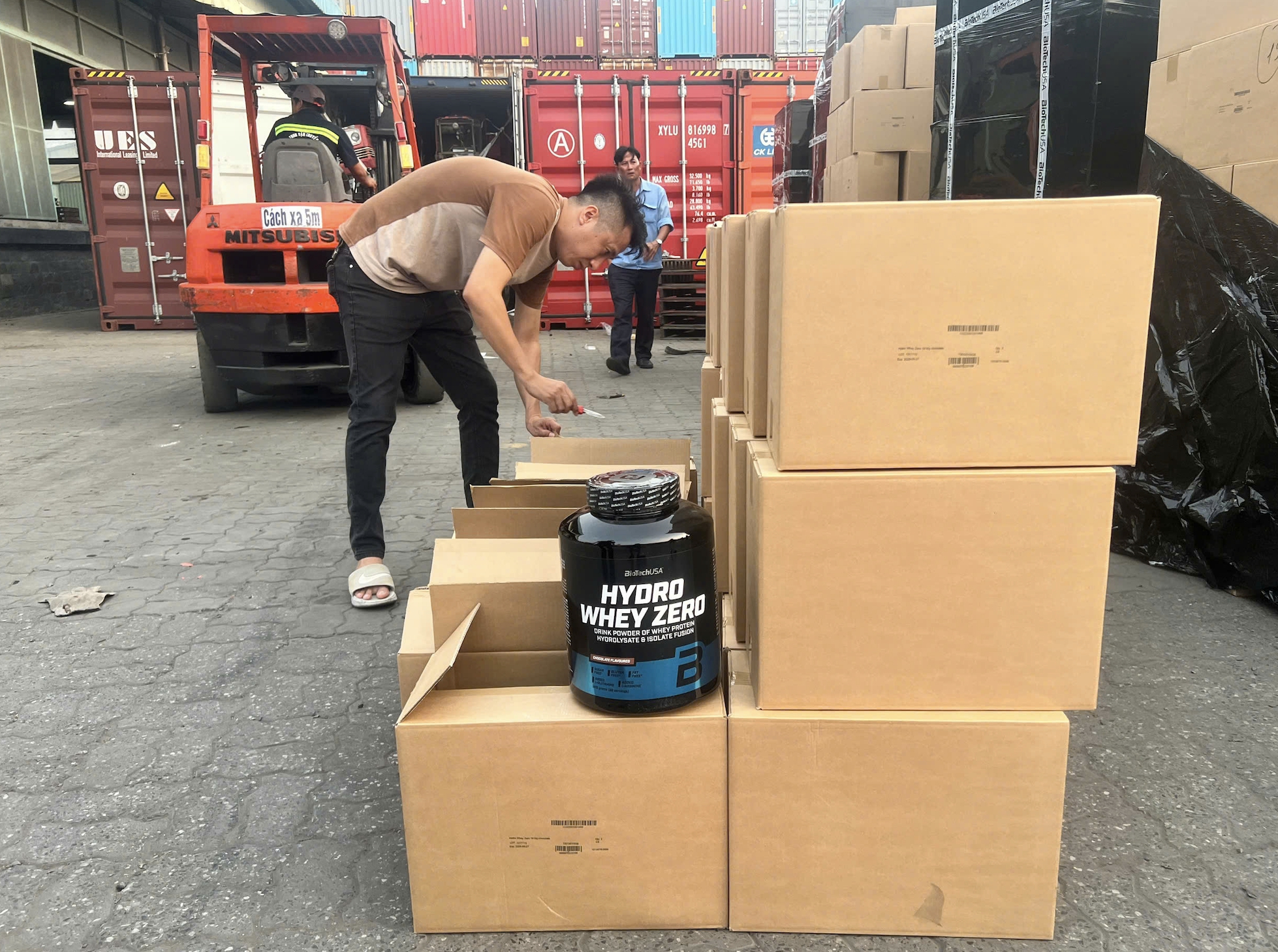 C&ocirc;ng an TPHCM bắt Gi&aacute;m đốc C&ocirc;ng ty Profit- Ảnh 2.