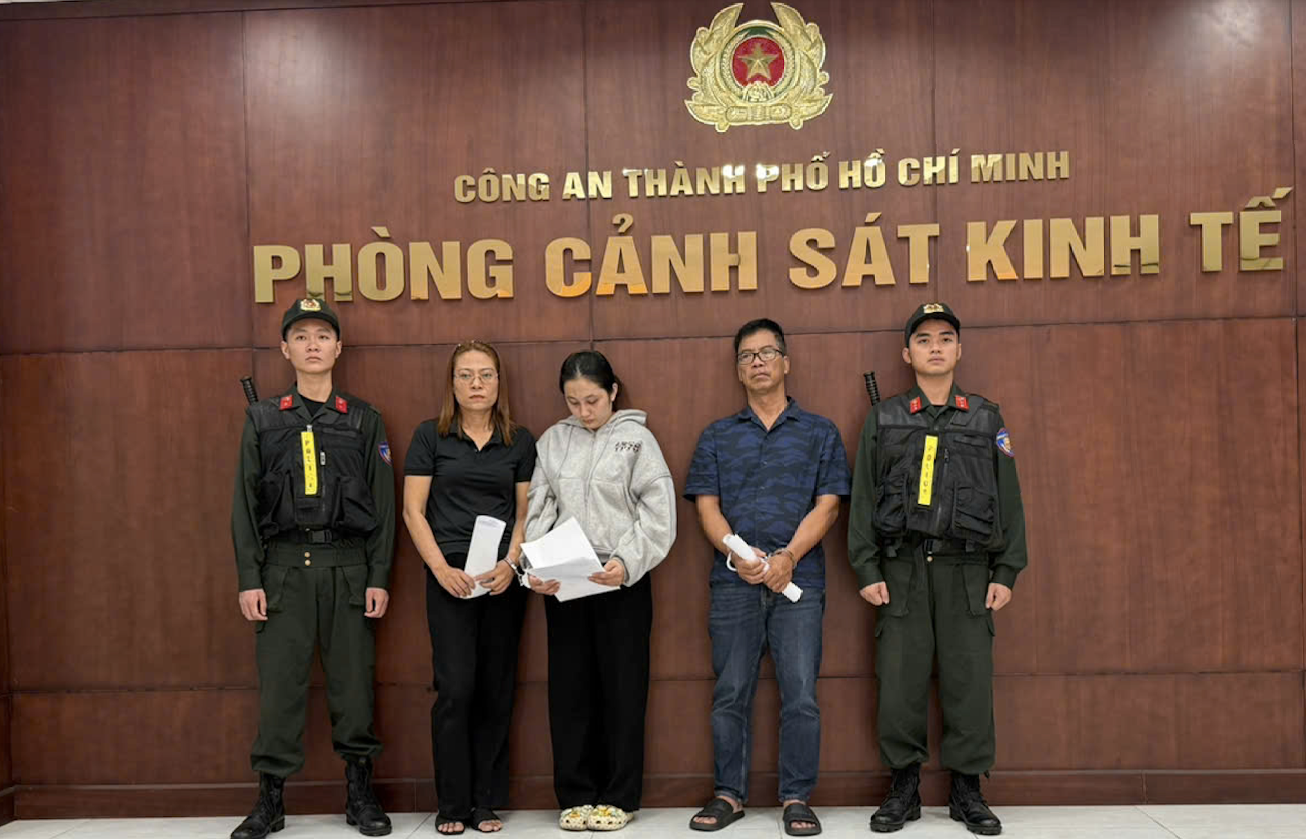 C&ocirc;ng an TPHCM bắt Gi&aacute;m đốc C&ocirc;ng ty Profit- Ảnh 1.