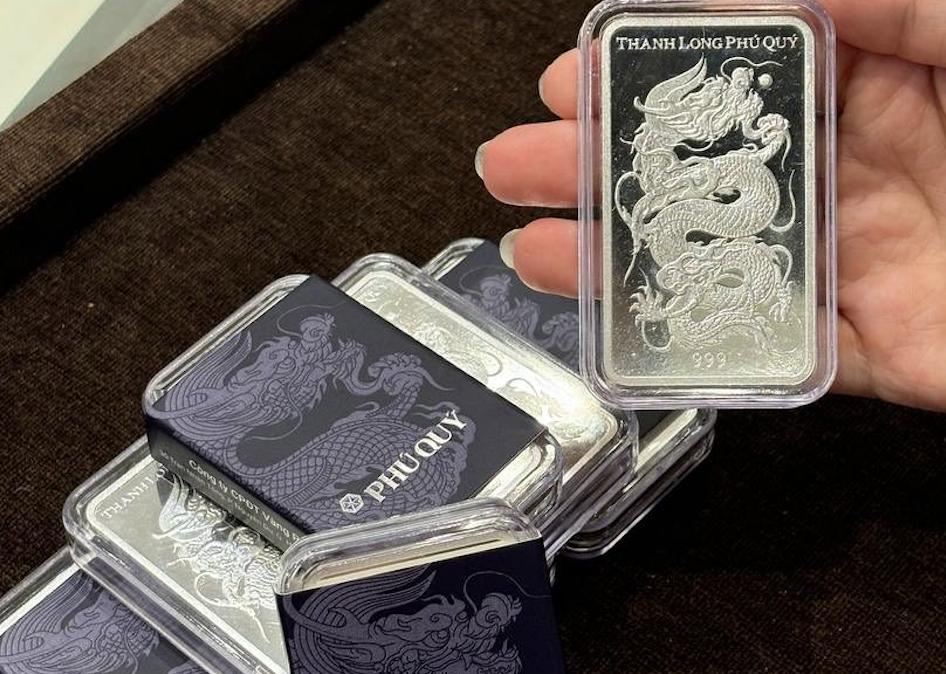 Gi&aacute; bạc h&ocirc;m nay 30-12: Giảm s&acirc;u, người mua h&ocirc;m qua lỗ nặng- Ảnh 1.