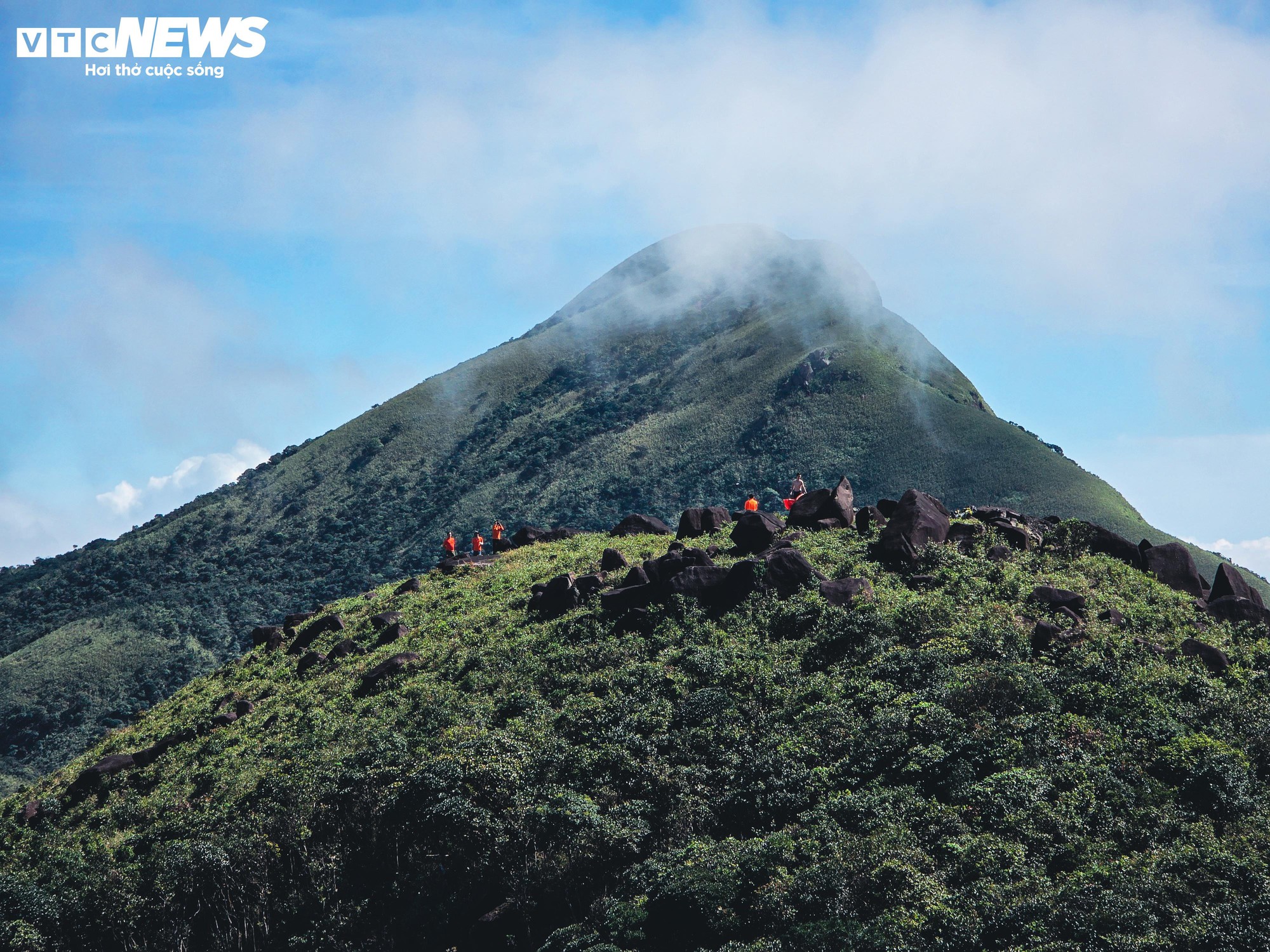 'Săn m&acirc;y', ngắm cảnh đẹp hoang sơ tr&ecirc;n 'n&oacute;c nh&agrave;' Quảng Trị ở d&atilde;y Trường Sơn- Ảnh 2.