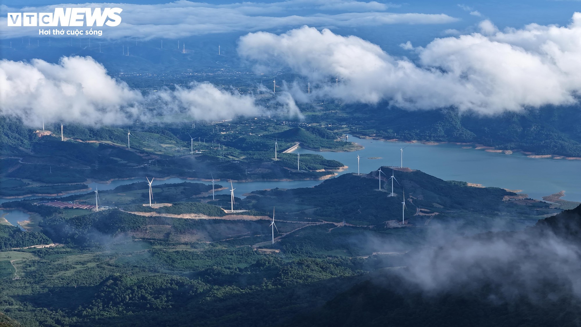 'Săn m&acirc;y', ngắm cảnh đẹp hoang sơ tr&ecirc;n 'n&oacute;c nh&agrave;' Quảng Trị ở d&atilde;y Trường Sơn- Ảnh 9.
