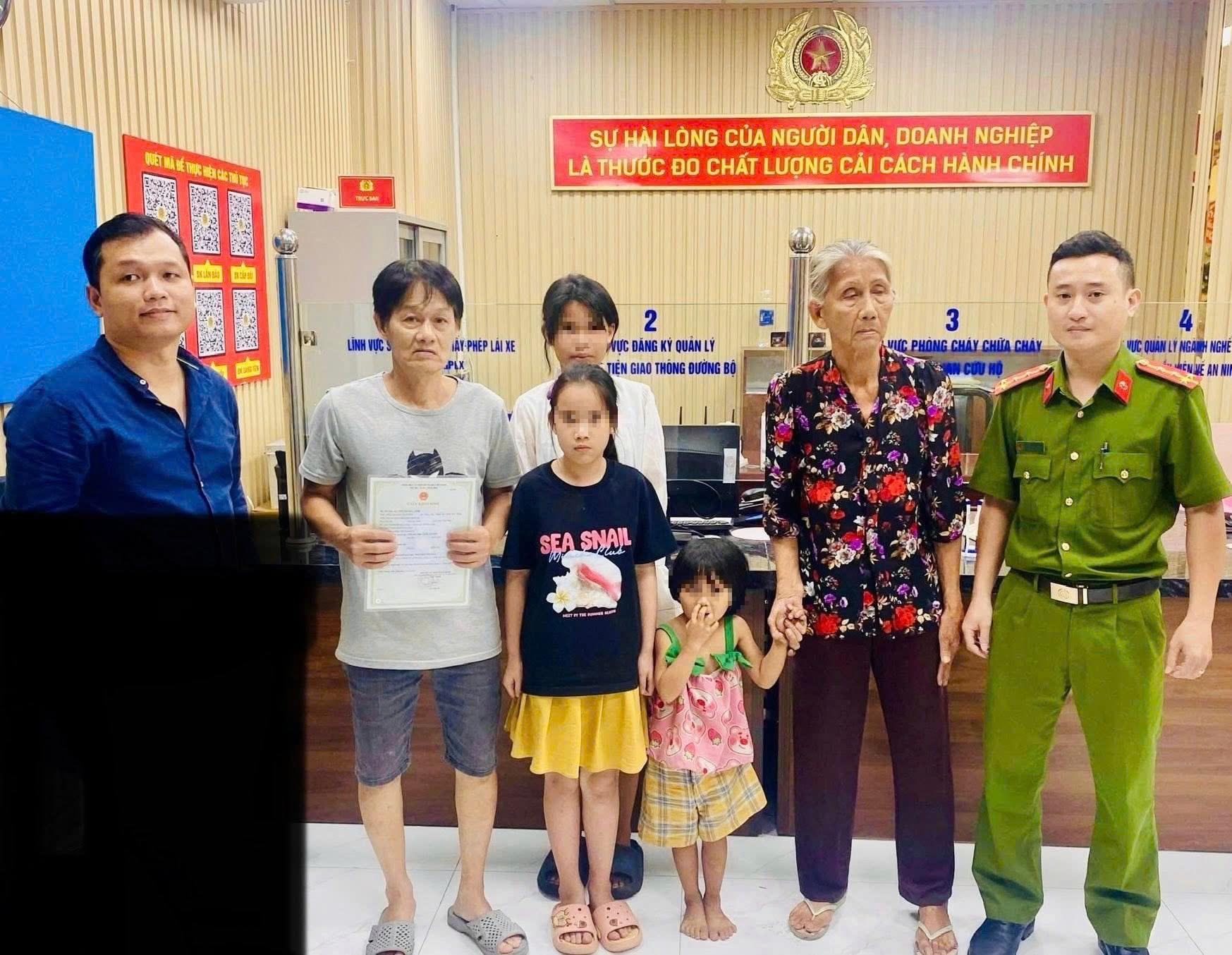 T&igrave;m được 3 b&eacute; g&aacute;i đi lạc trong đ&ecirc;m ở trung t&acirc;m TPHCM- Ảnh 1.