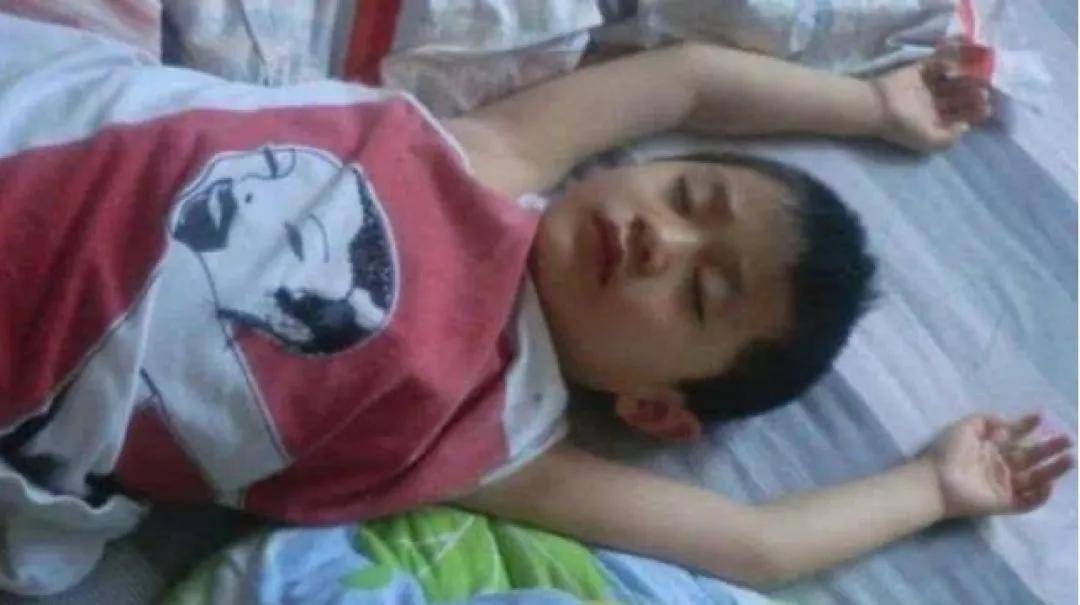 Thu&ecirc; bảo mẫu tr&ocirc;ng con, con trai 8 tuổi cứ 9 giờ tối l&agrave; buồn ngủ, bố kiểm tra camera rồi thưởng gấp cho bảo mẫu 70 triệu- Ảnh 1.