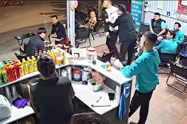 Tạm giữ h&igrave;nh sự 3 kẻ đ&aacute;nh hội đồng nam thanh ni&ecirc;n do m&acirc;u thuẫn sạc xe điện- Ảnh 2.